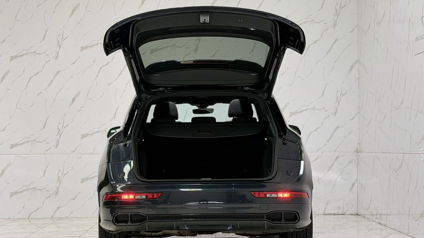 Audi SQ5 view 42