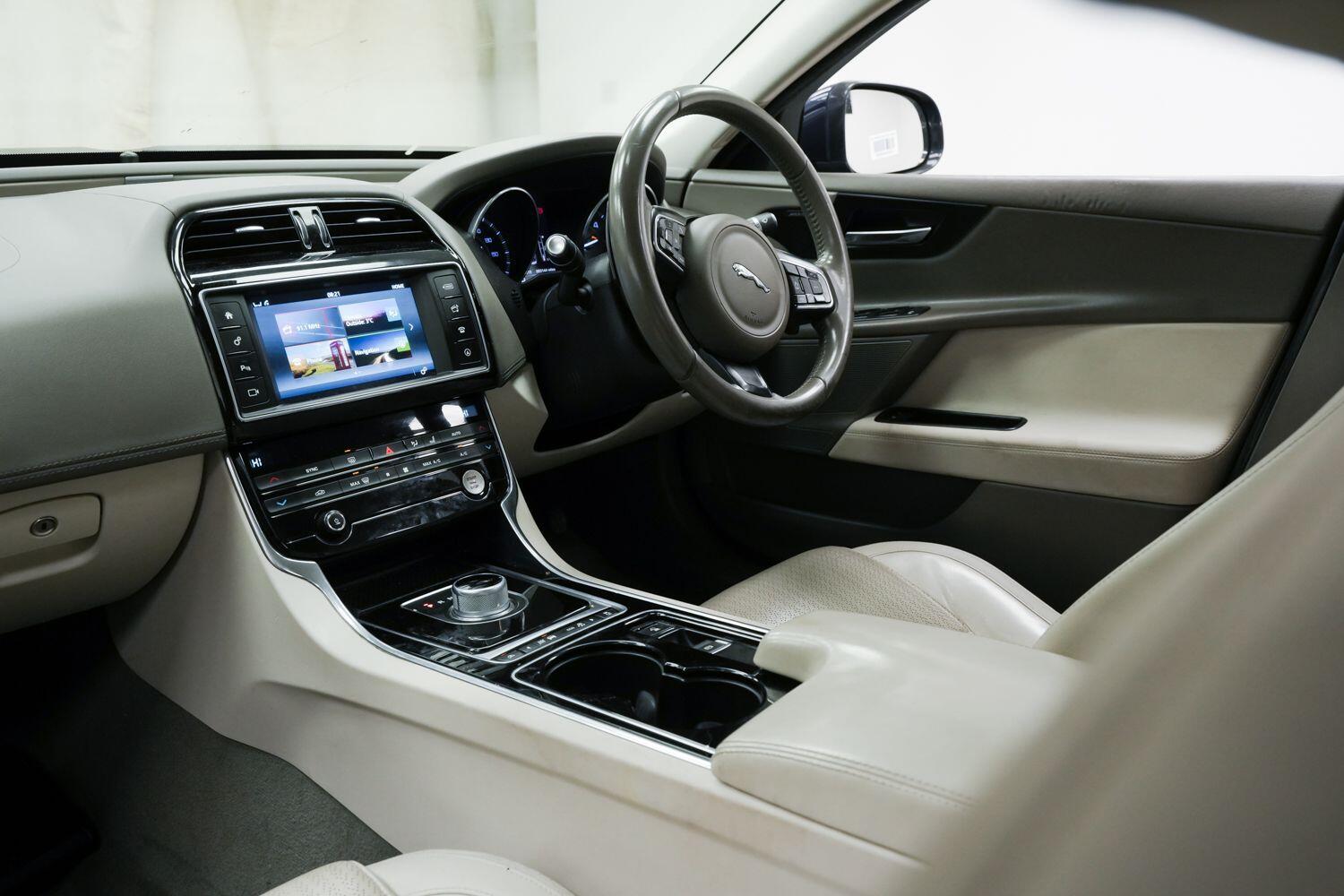 Jaguar XE view 8