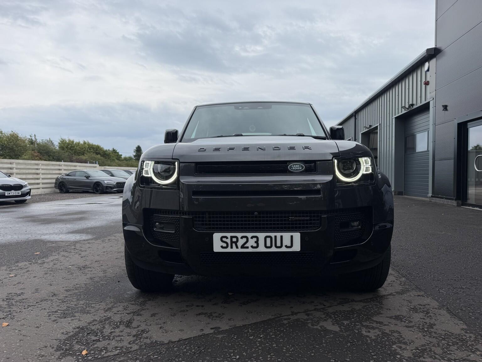 Land Rover Defender 110 view 23