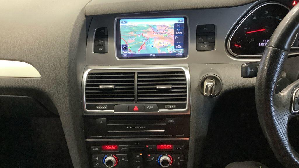 Audi Q7 view 5