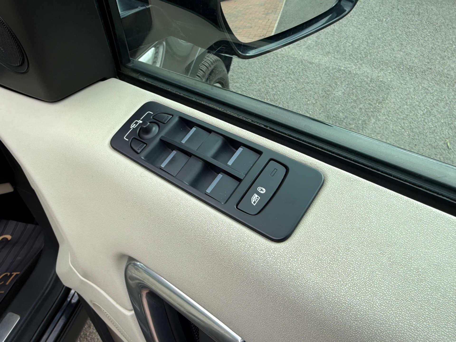Land Rover Discovery Sport view 35