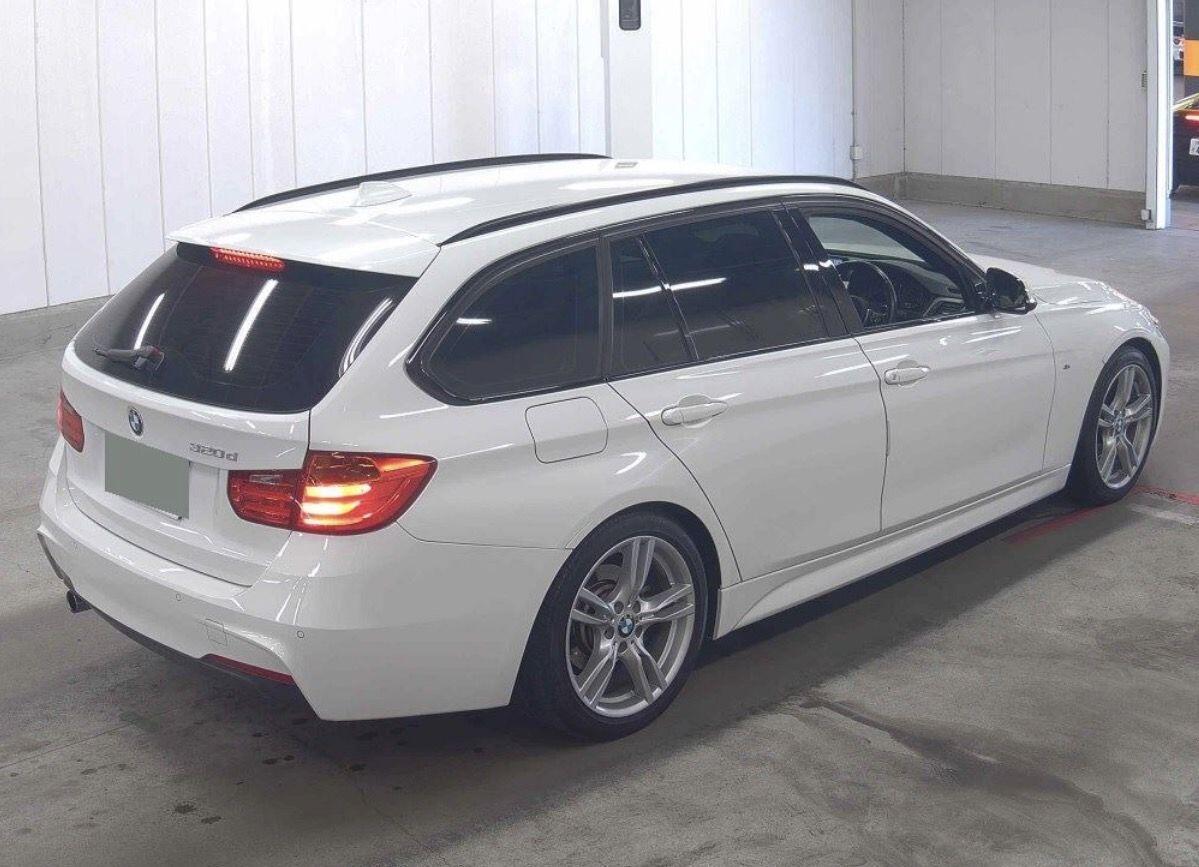 BMW 3 Series view 4