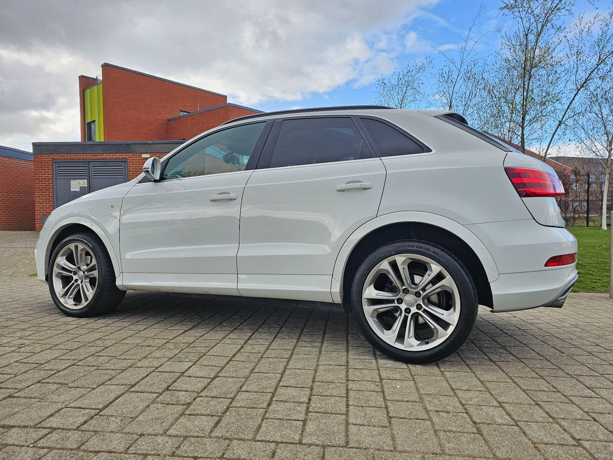 Audi Q3 view 42