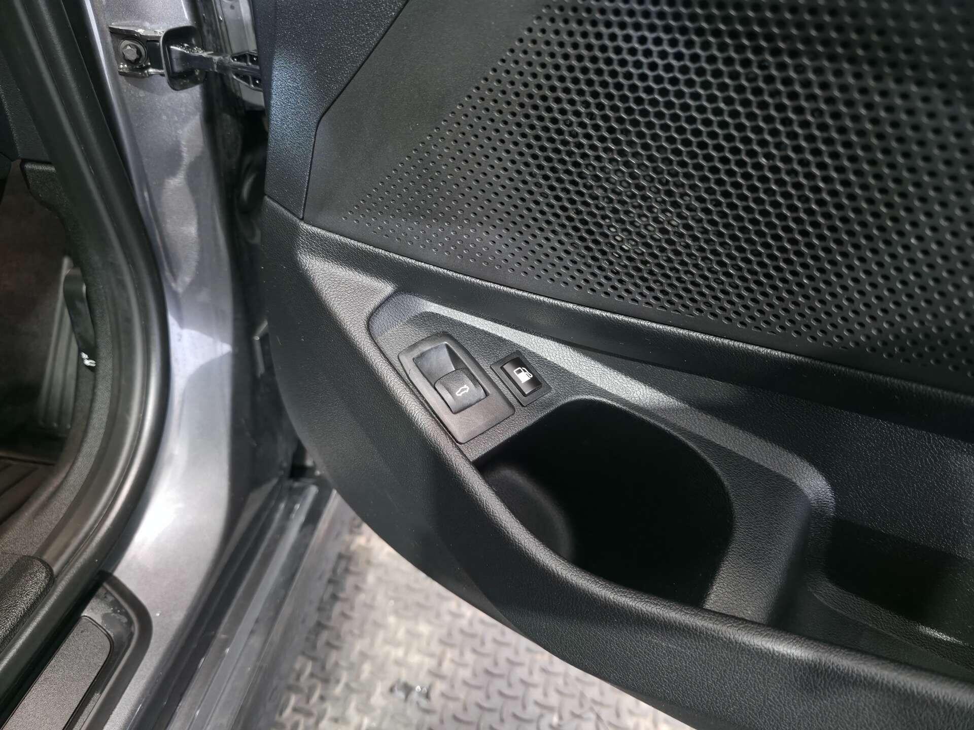 BMW 3 Series view 24