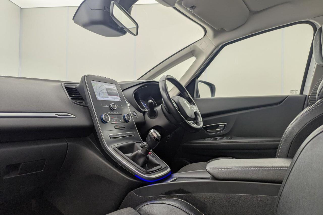 Renault Grand Scenic view 24