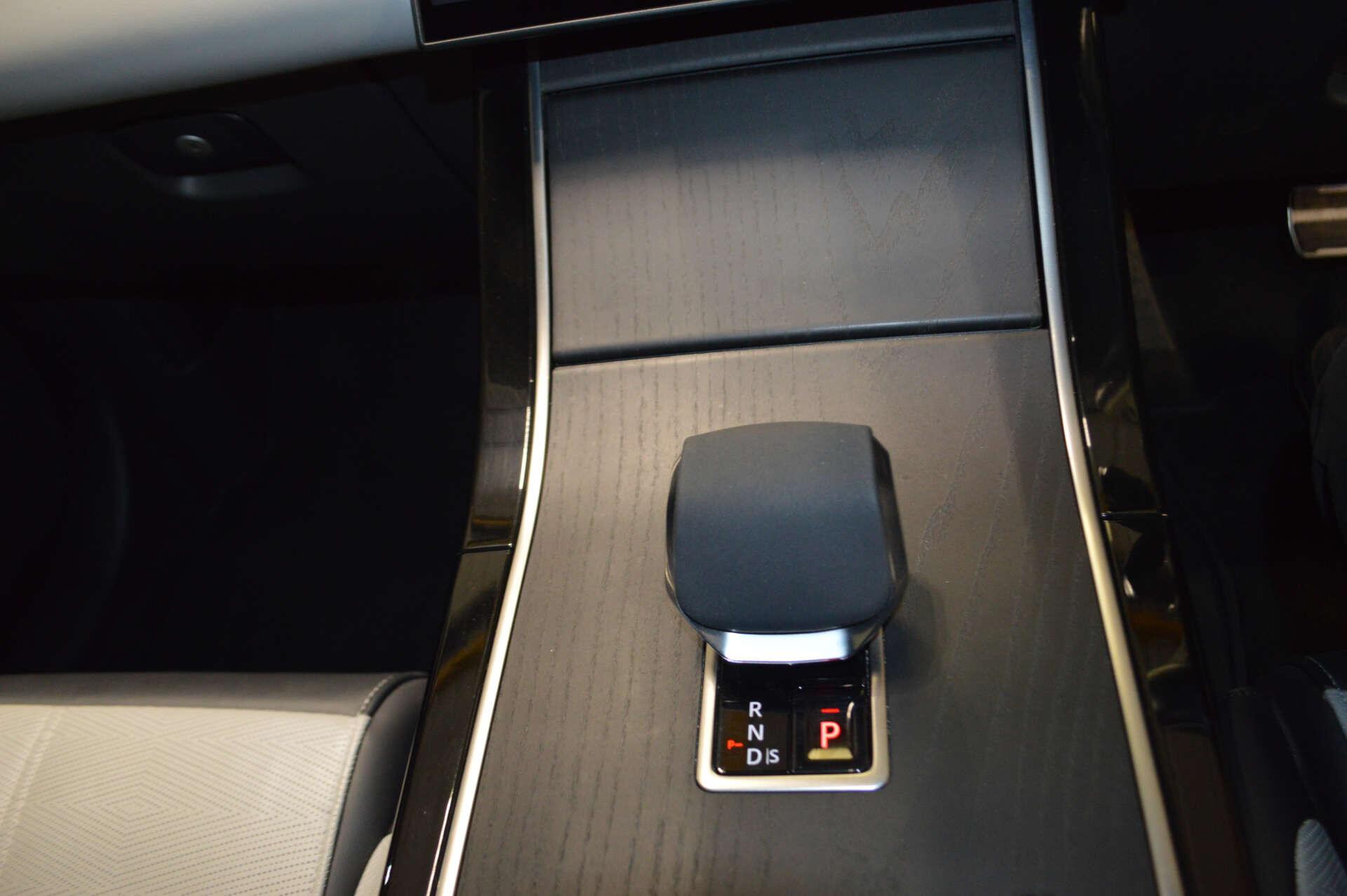 Land Rover Range Rover Velar view 40