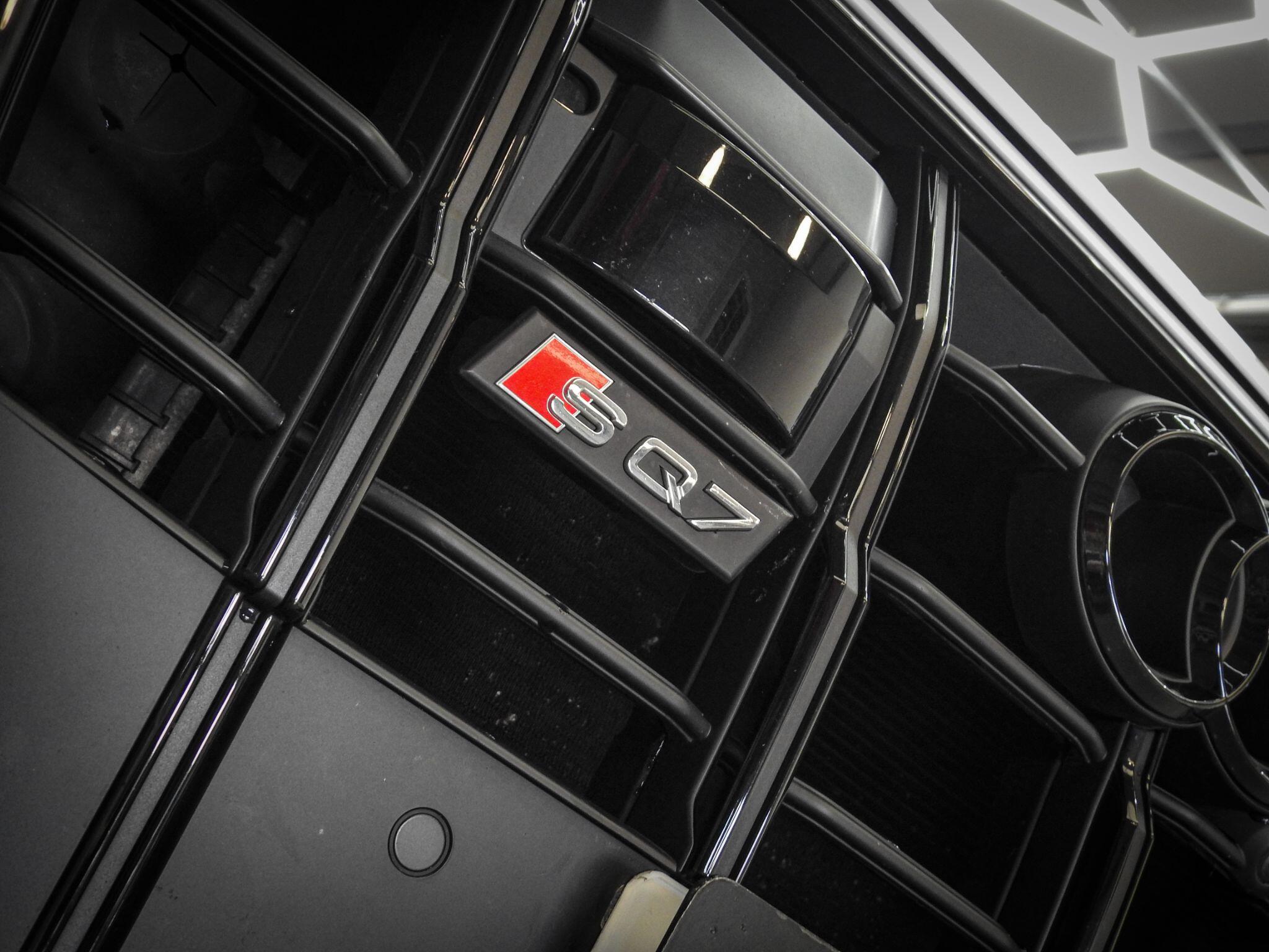 Audi SQ7 view 9
