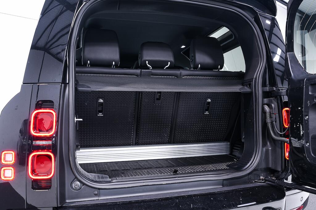 Land Rover Defender view 35