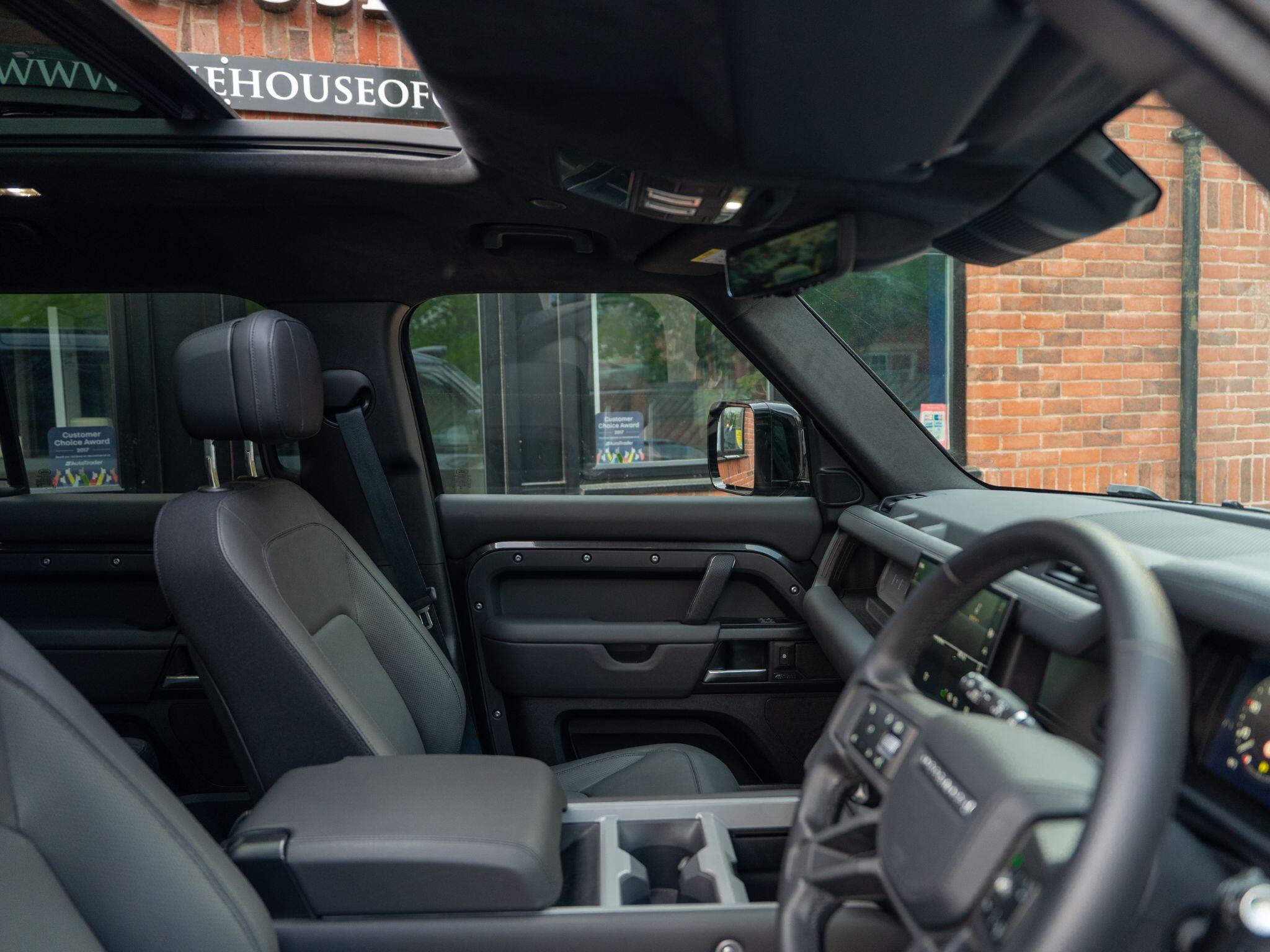 Land Rover Defender 110 view 42