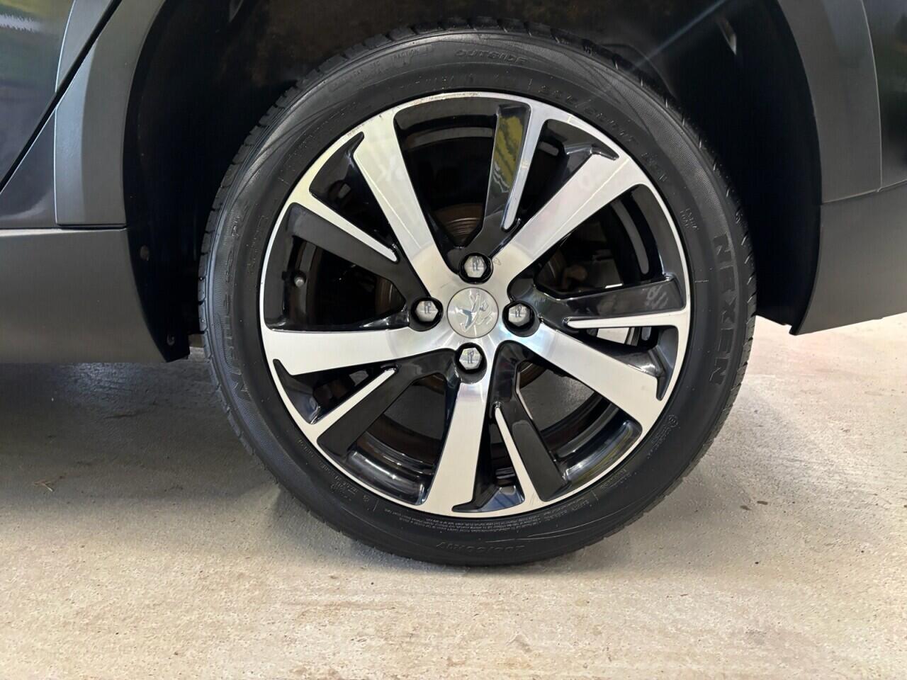 Peugeot 2008 view 9