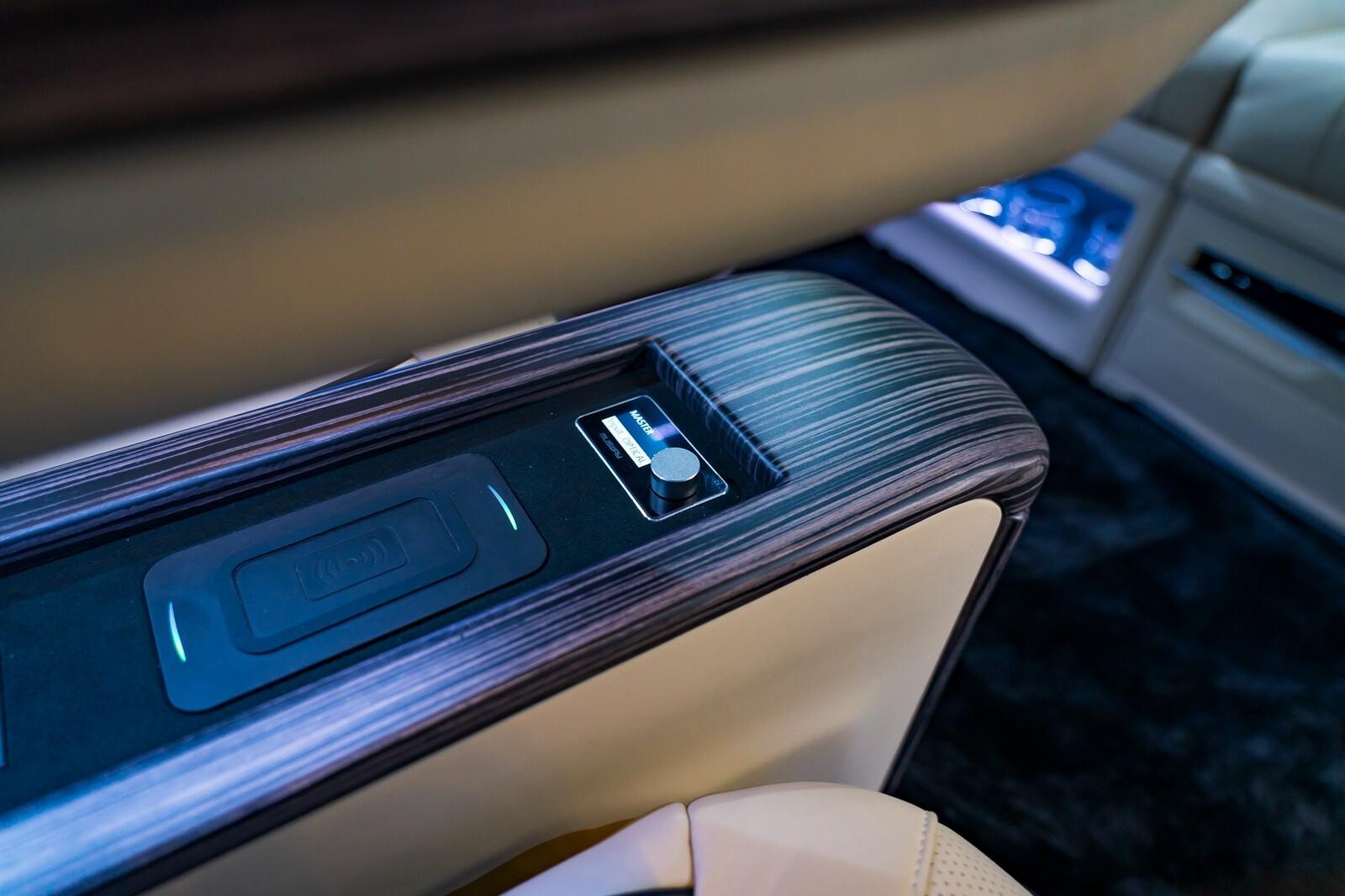 Mercedes-Benz V-Class view 12