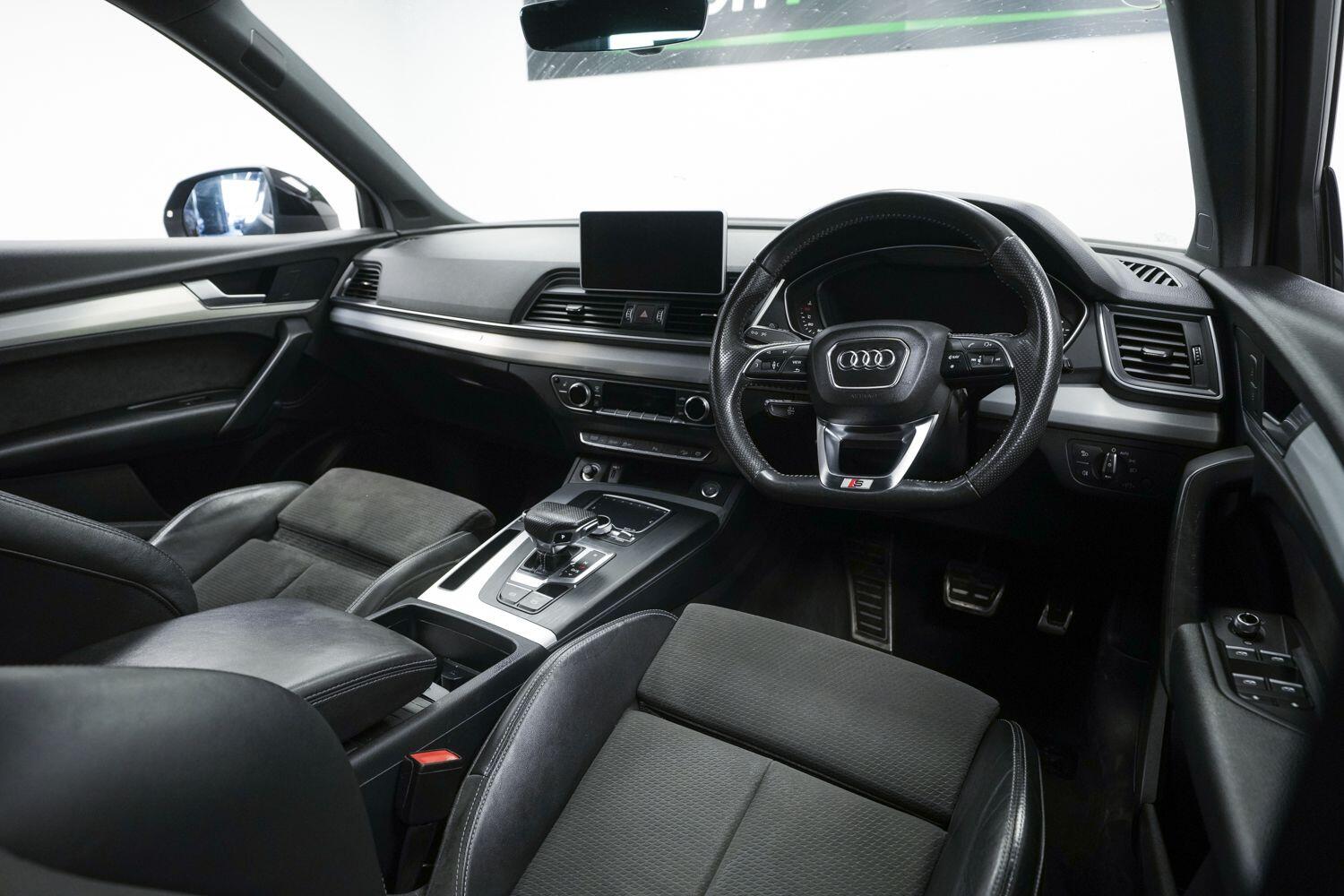 Audi Q5 view 8