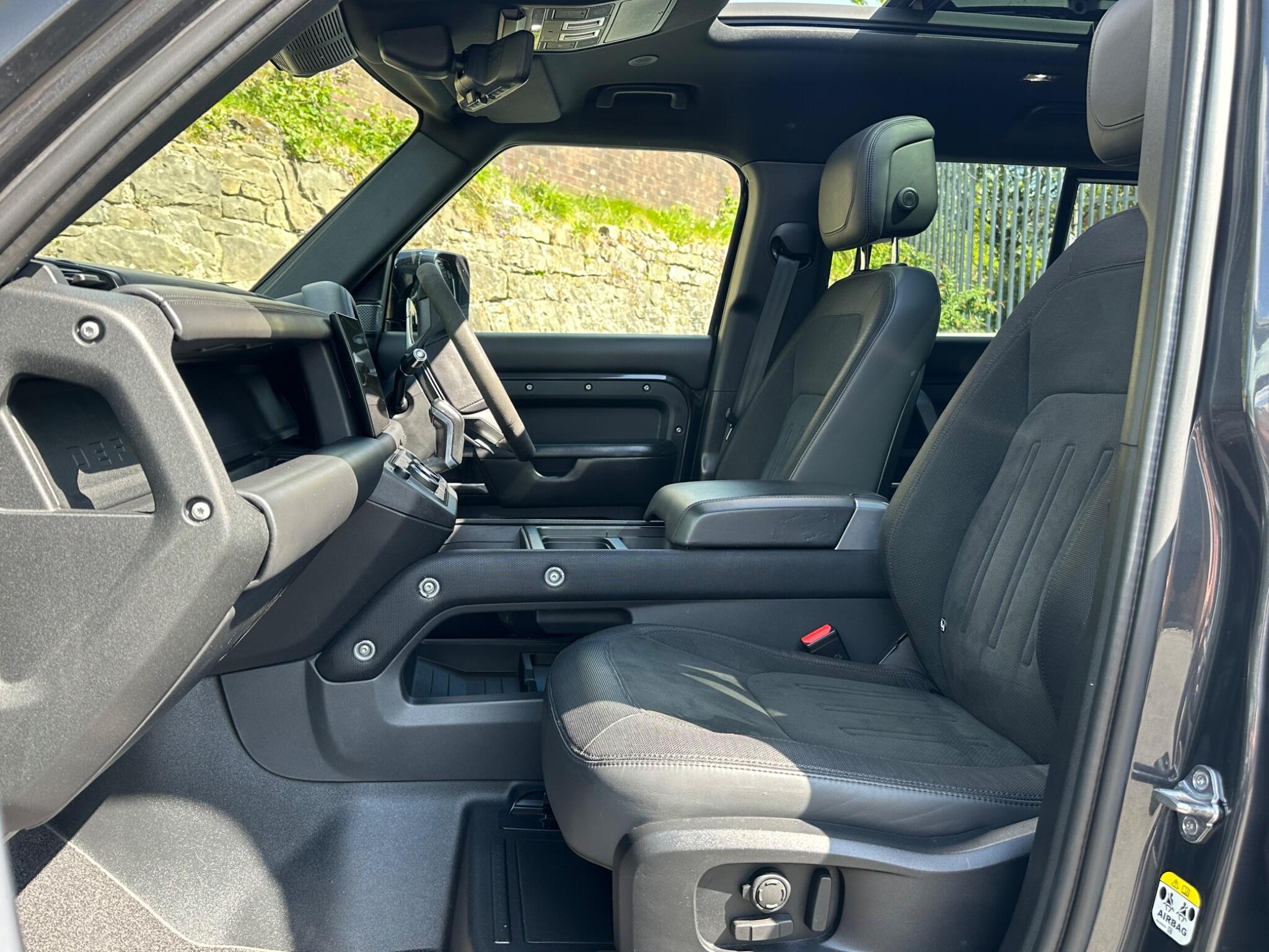 Land Rover Defender 110 view 29