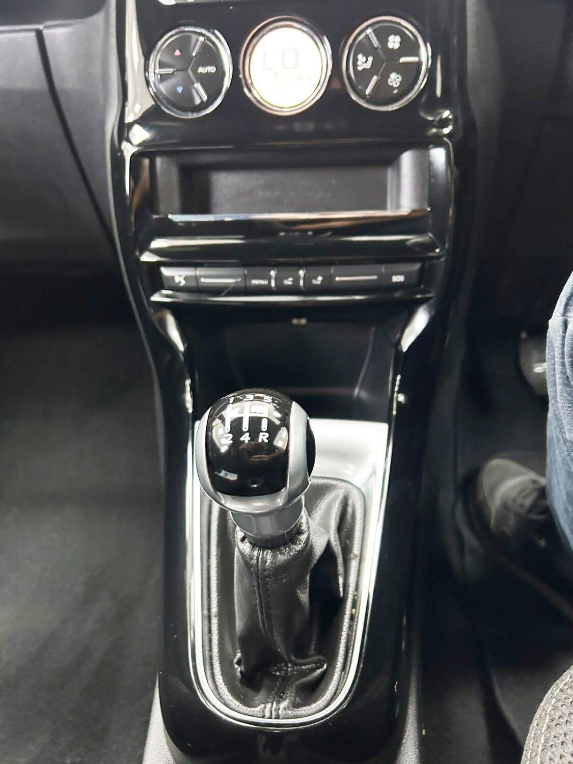 DS Automobiles DS 3 view 18