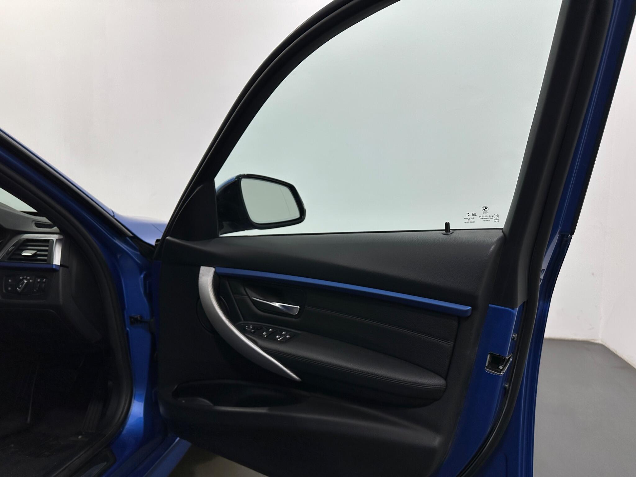 BMW 3 Series view 32