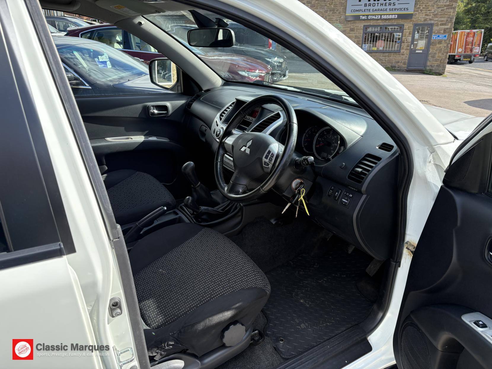 Mitsubishi L200 view 2