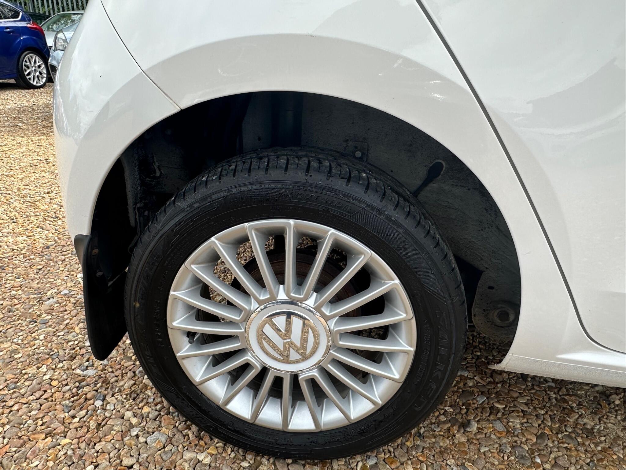 Volkswagen up! view 28