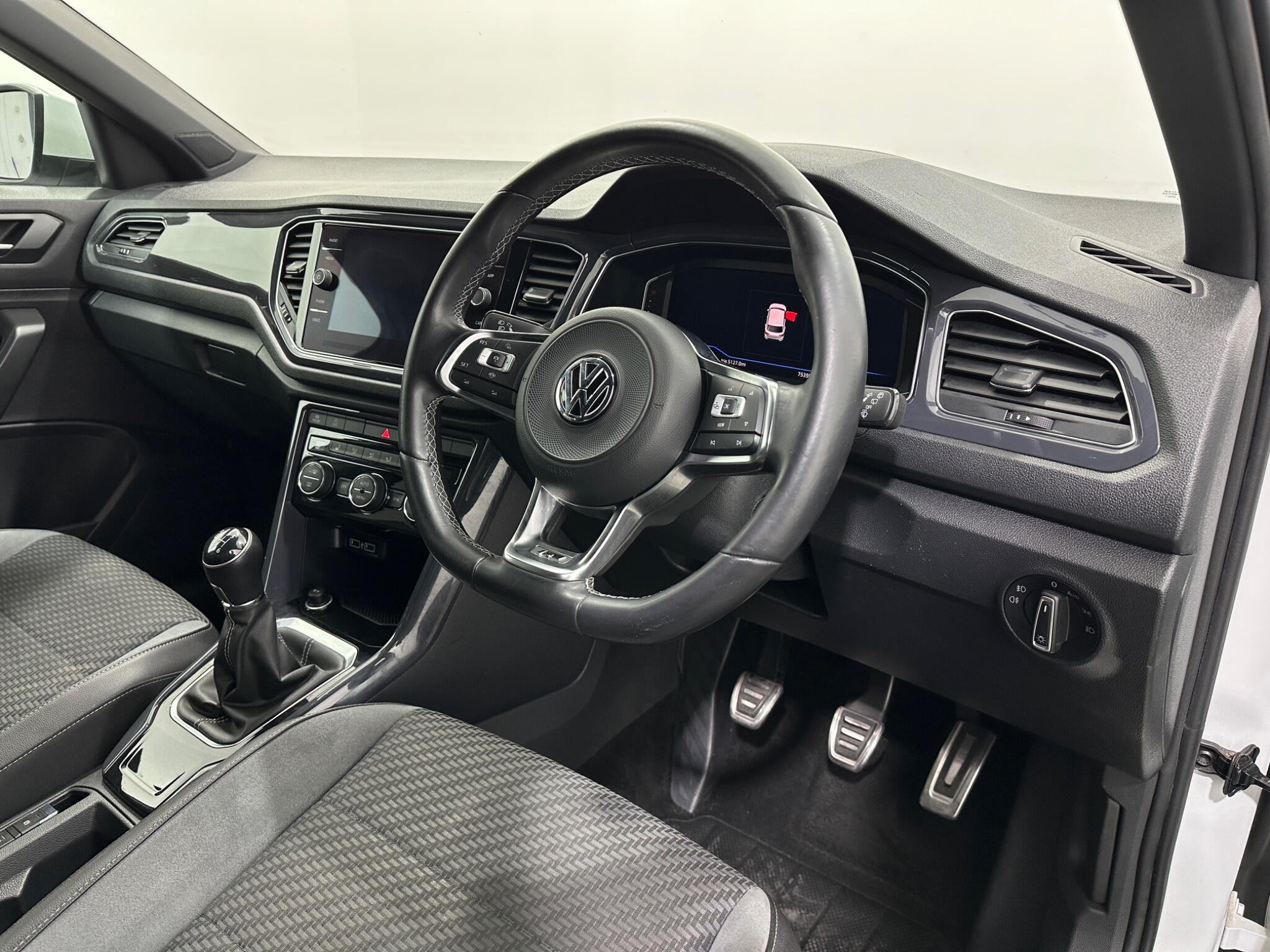 Volkswagen T-Roc view 11