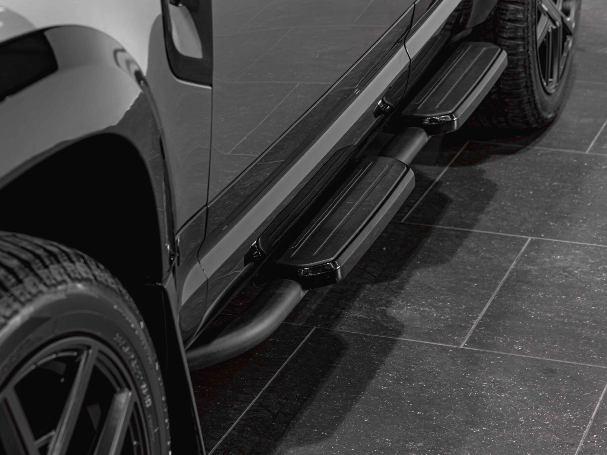 Land Rover Defender 110 view 16