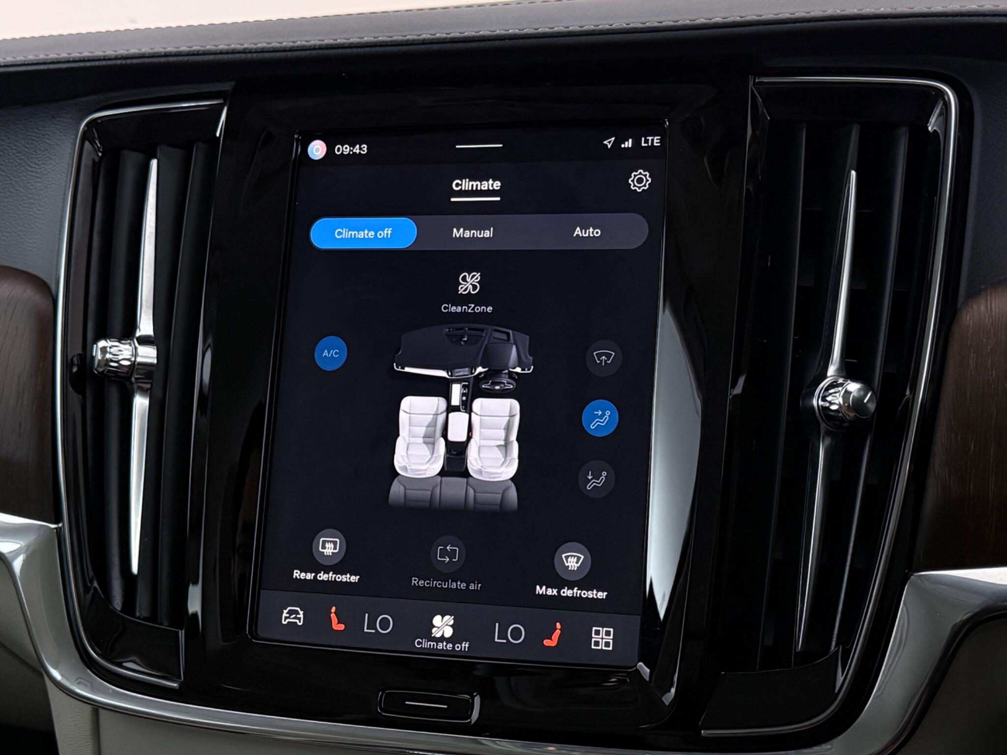 Volvo V90 Cross Country view 23