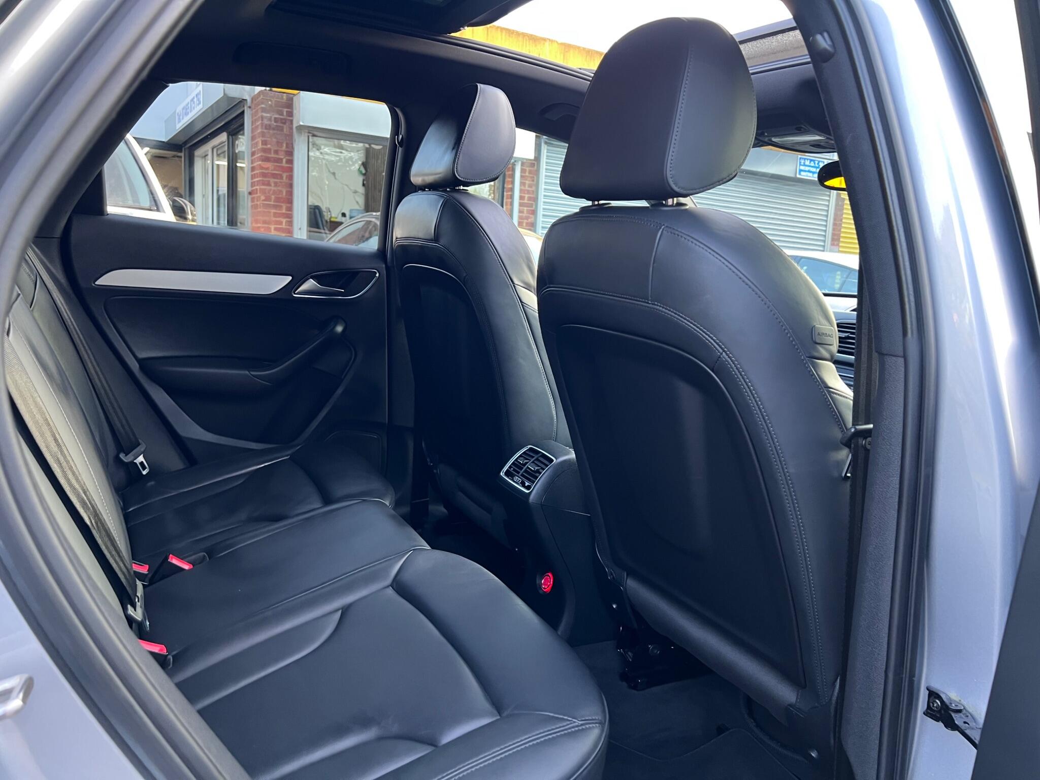 Audi Q3 view 32