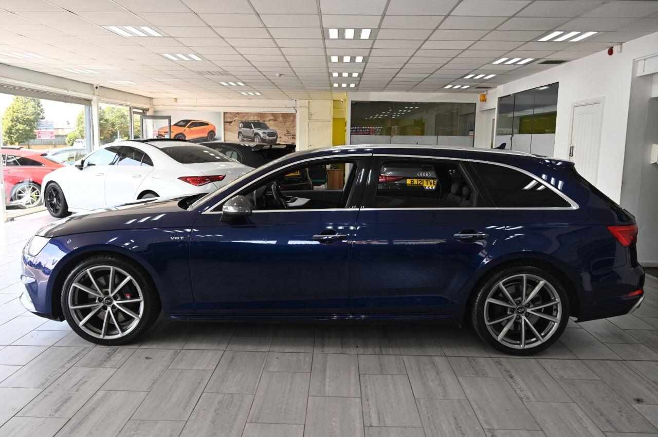 Audi S4 Avant view 4