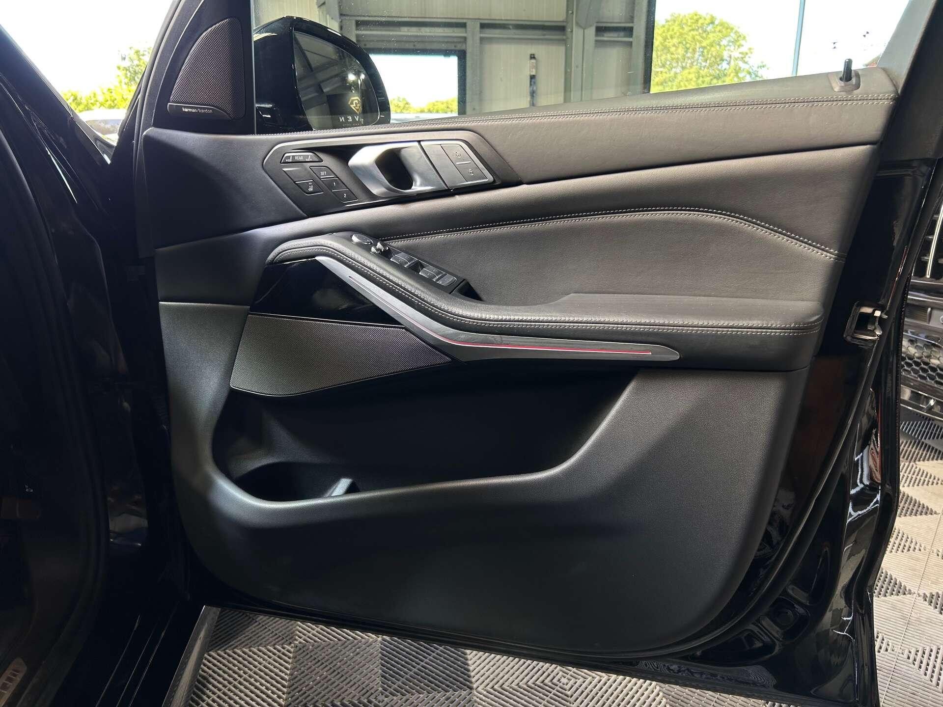 BMW X7 view 29