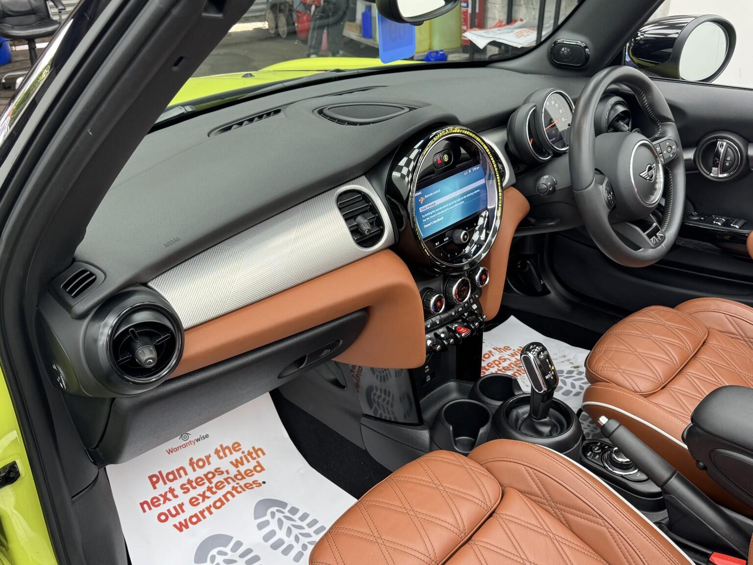 Mini Convertible view 60