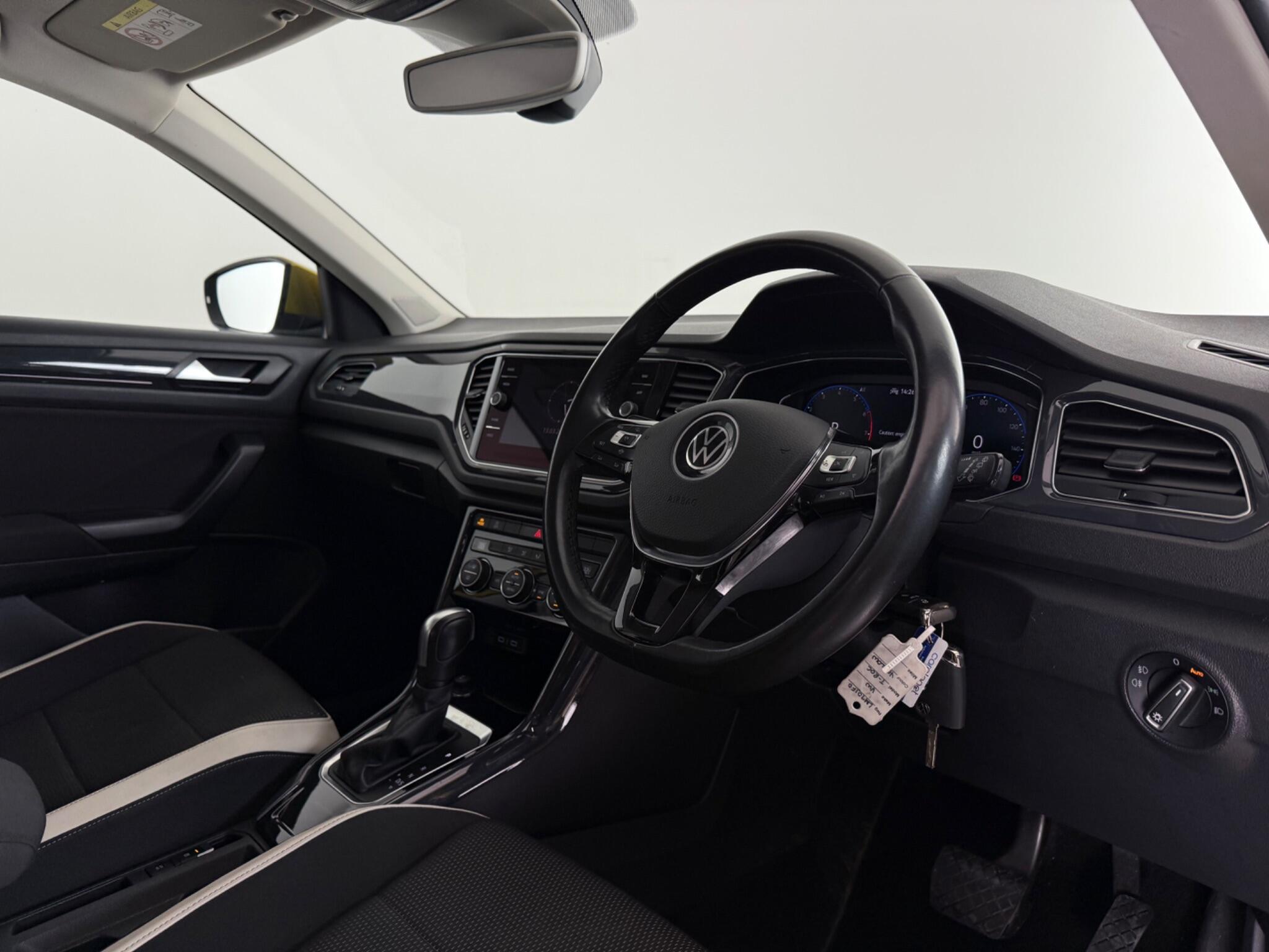 Volkswagen T-Roc view 11