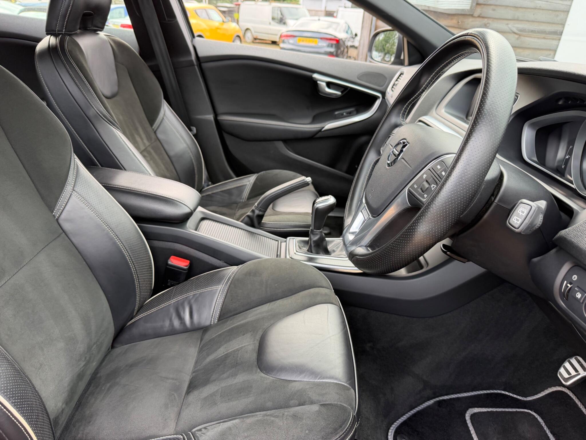 Volvo V40 view 17