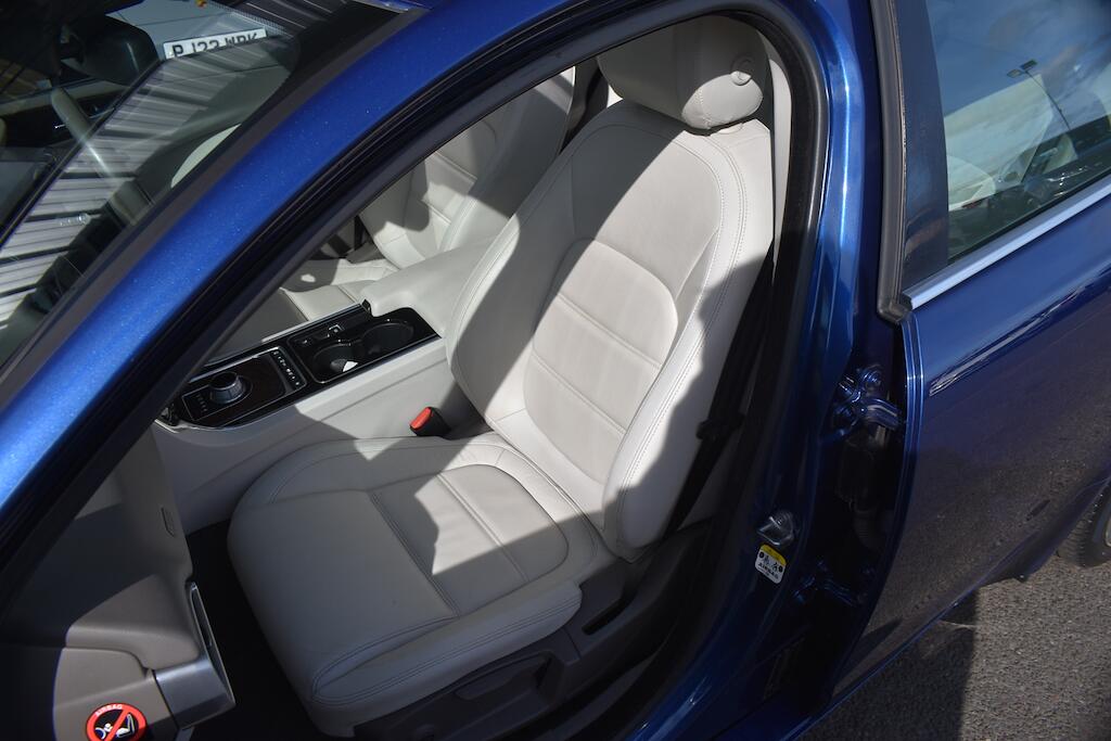 Jaguar Xe view 36