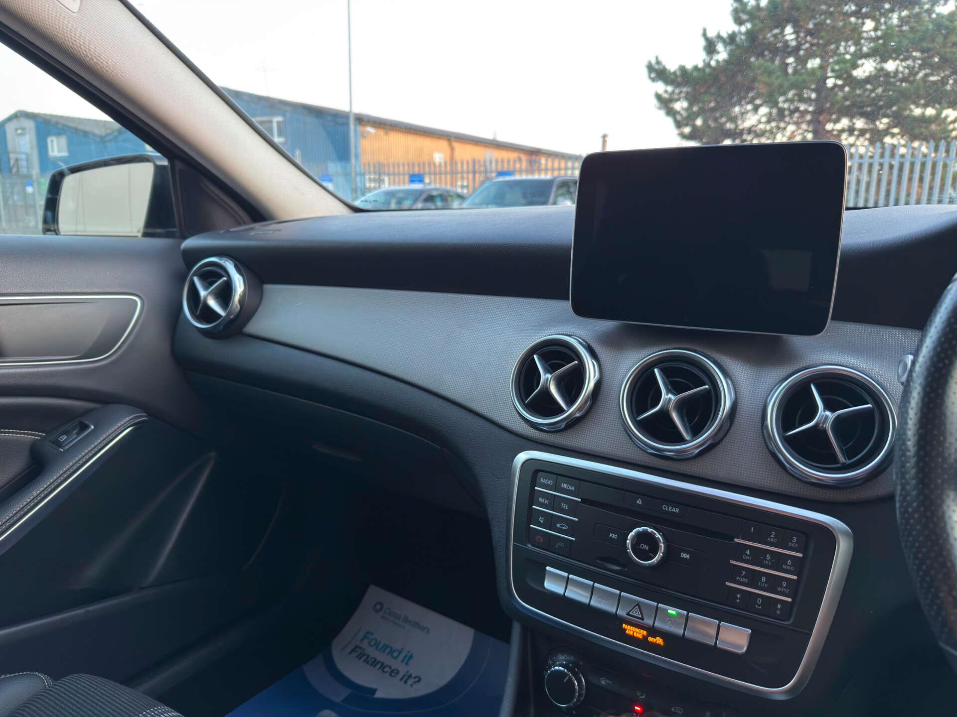 Mercedes-Benz Gla view 53