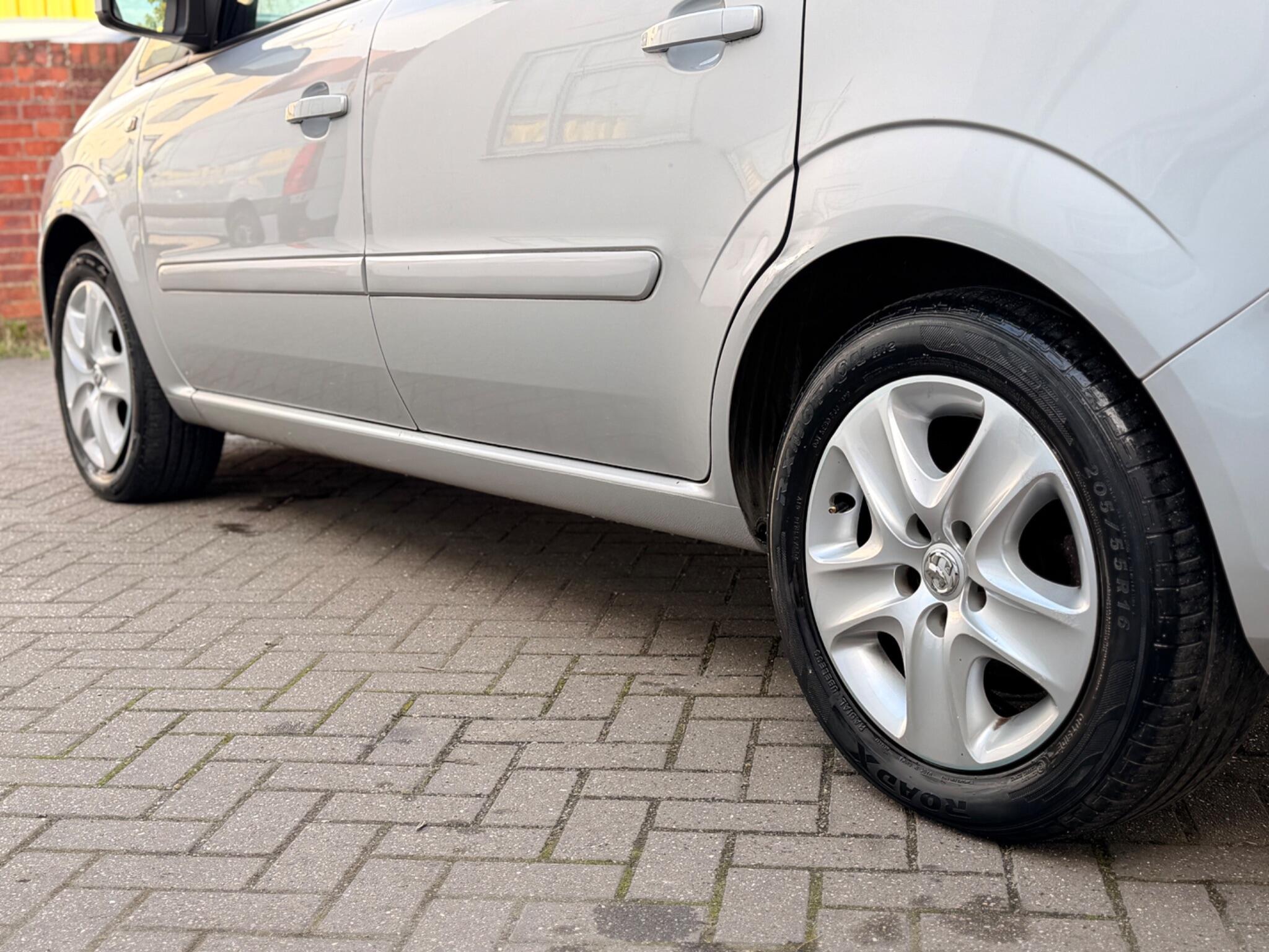 Vauxhall Zafira view 8