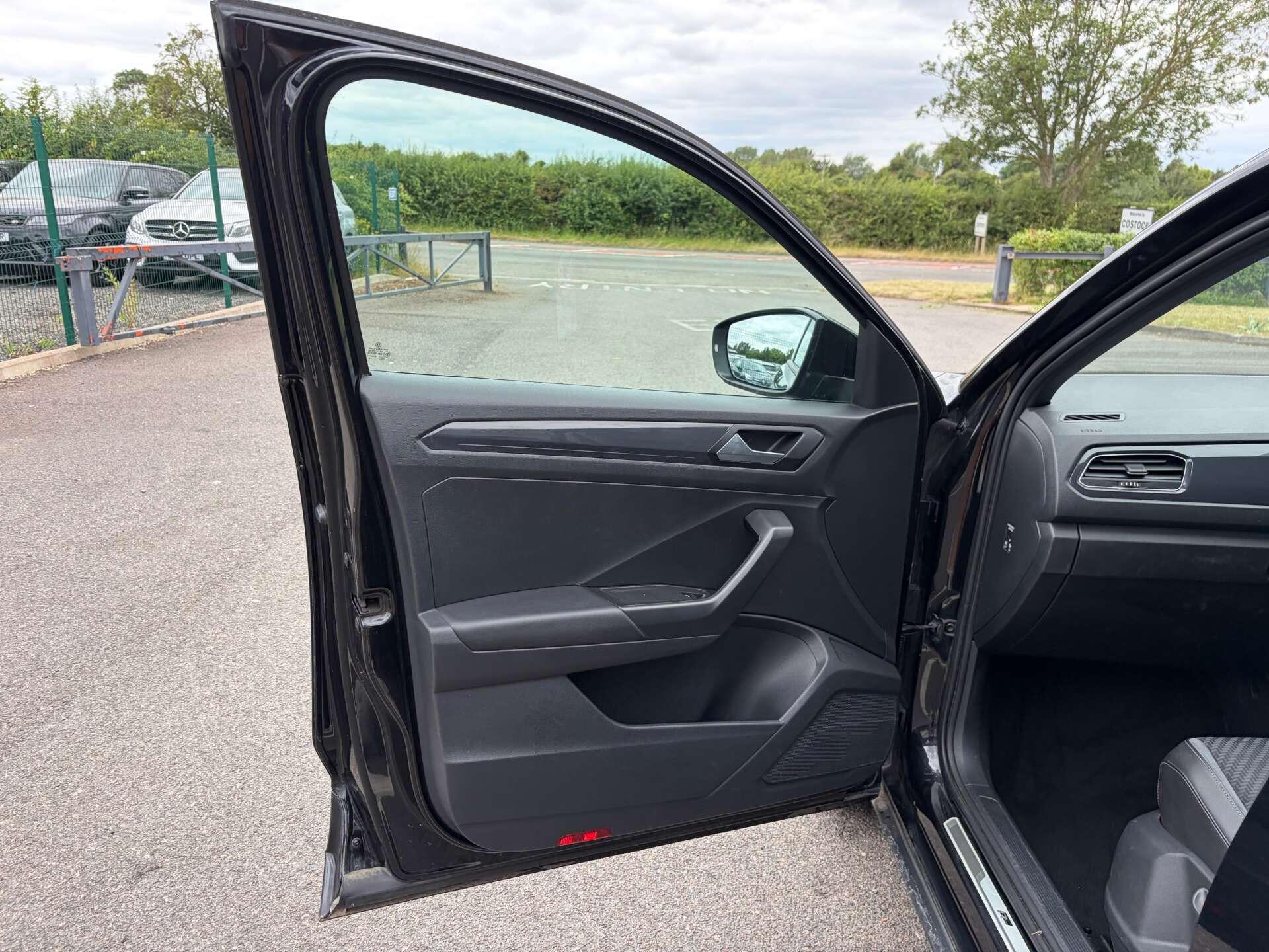 Volkswagen T-Roc view 14