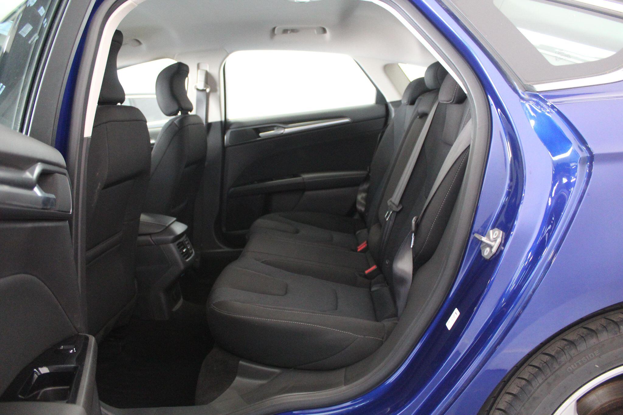 Ford Mondeo view 50