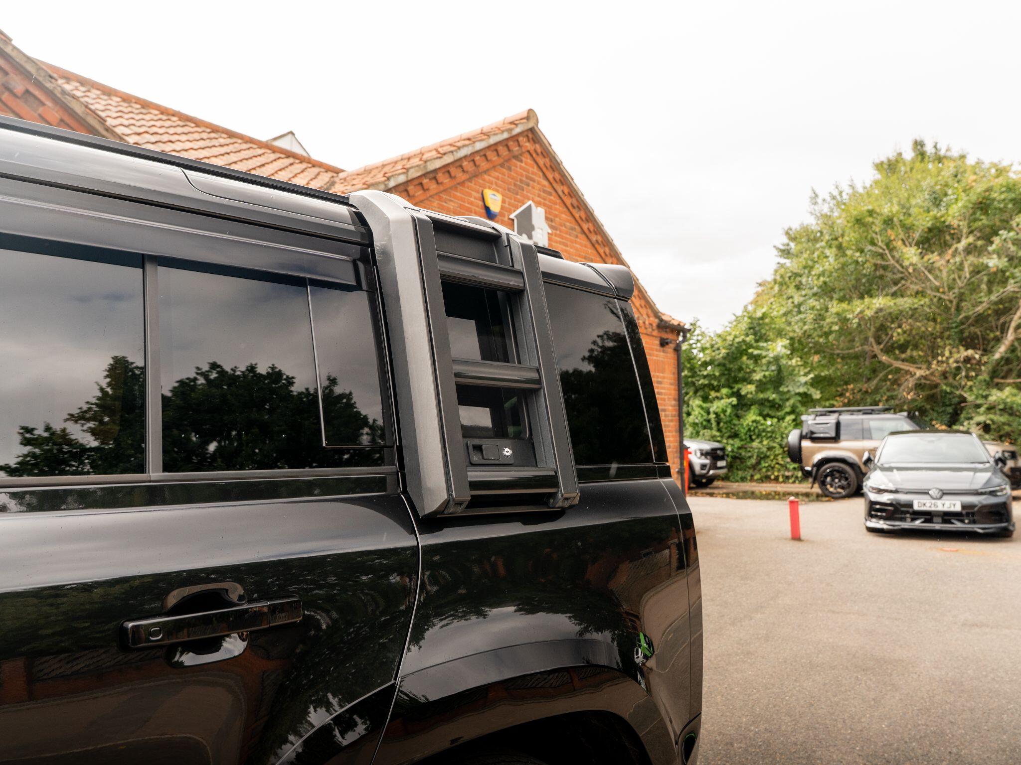 Land Rover Defender 110 view 30
