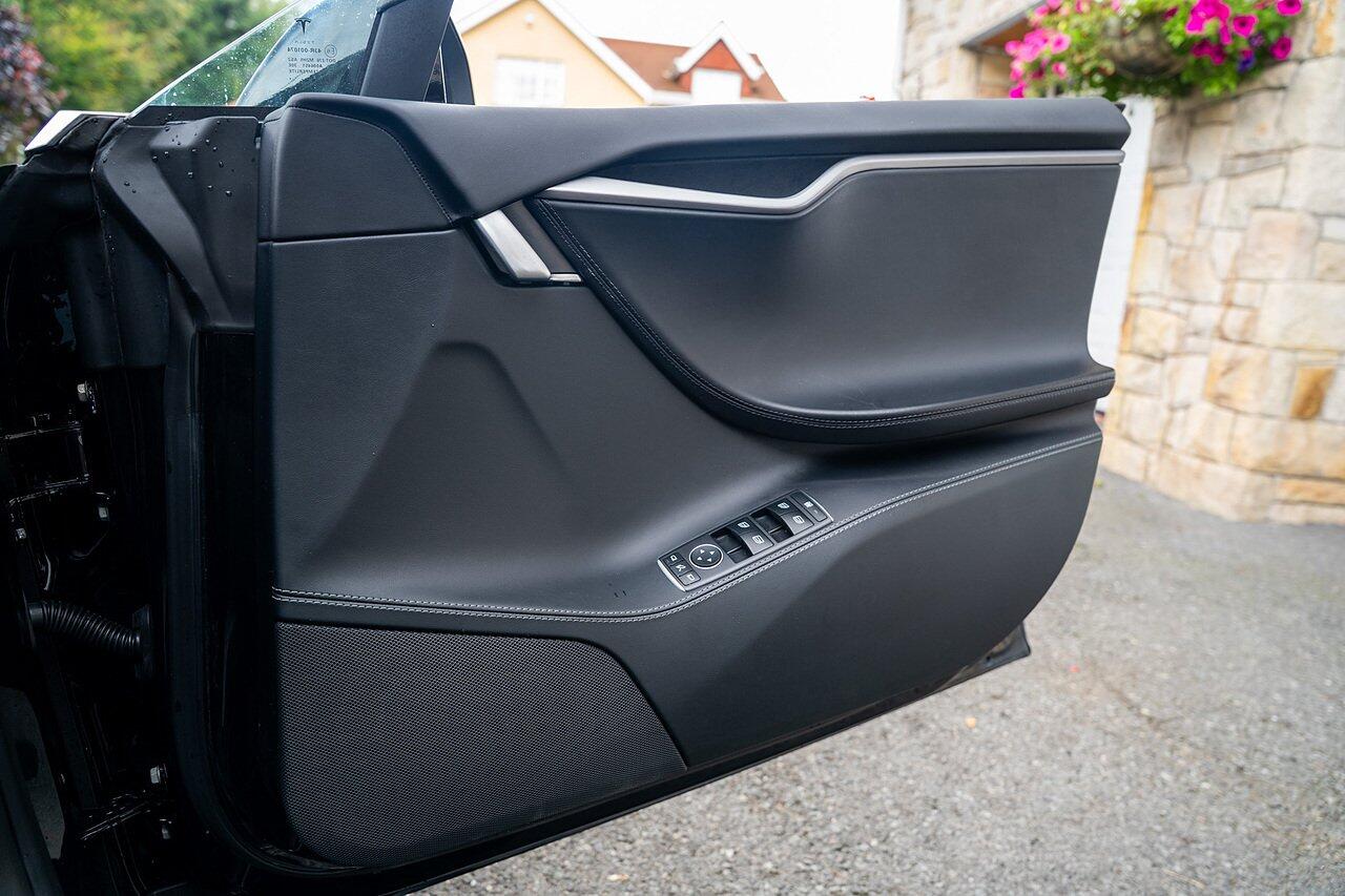 Tesla Model S view 39