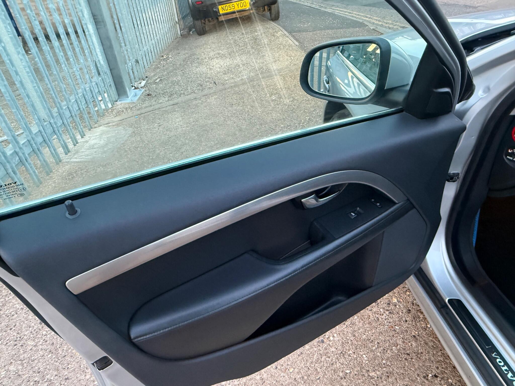 Volvo V70 view 11