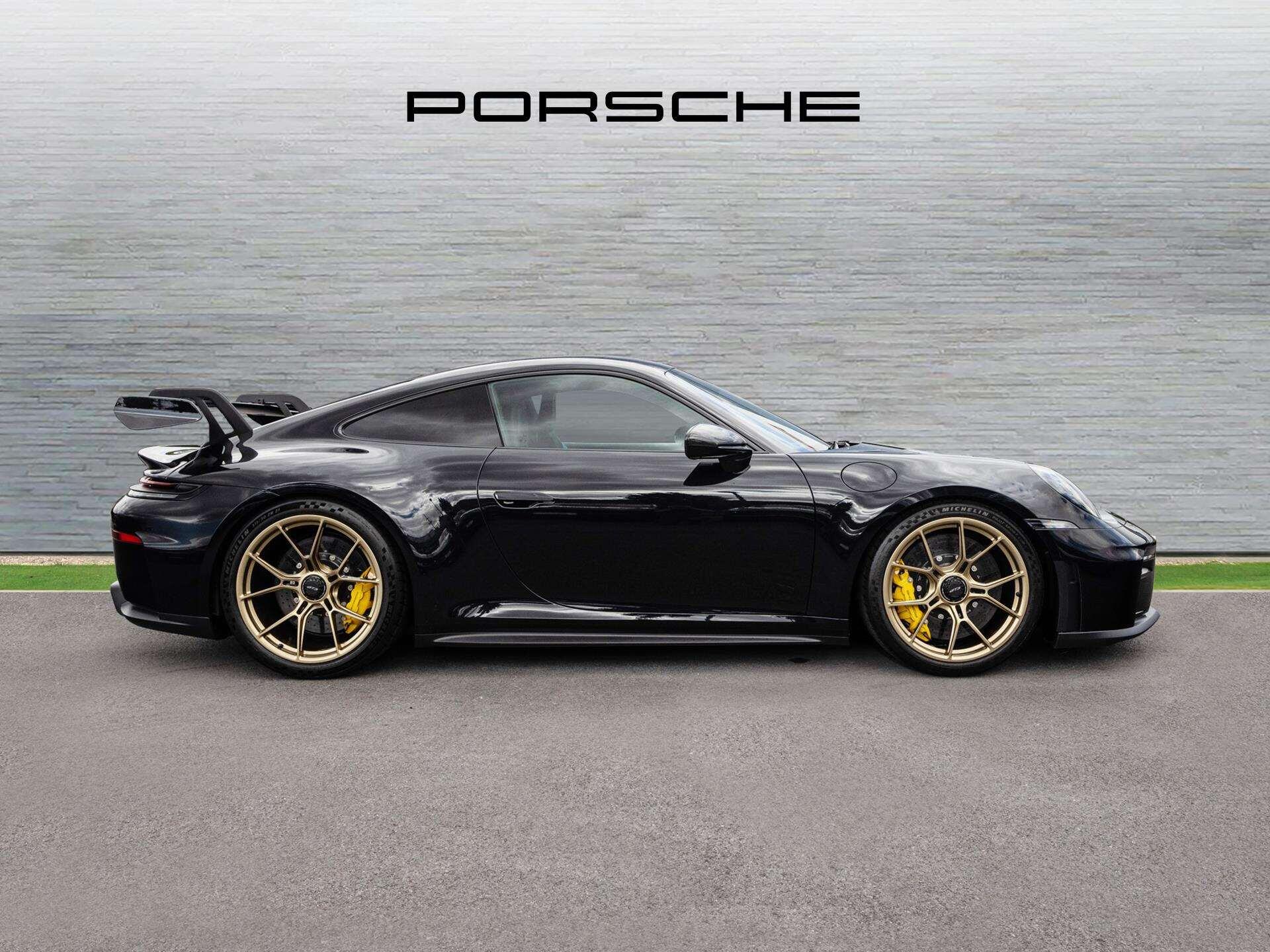 Porsche 911 view 7
