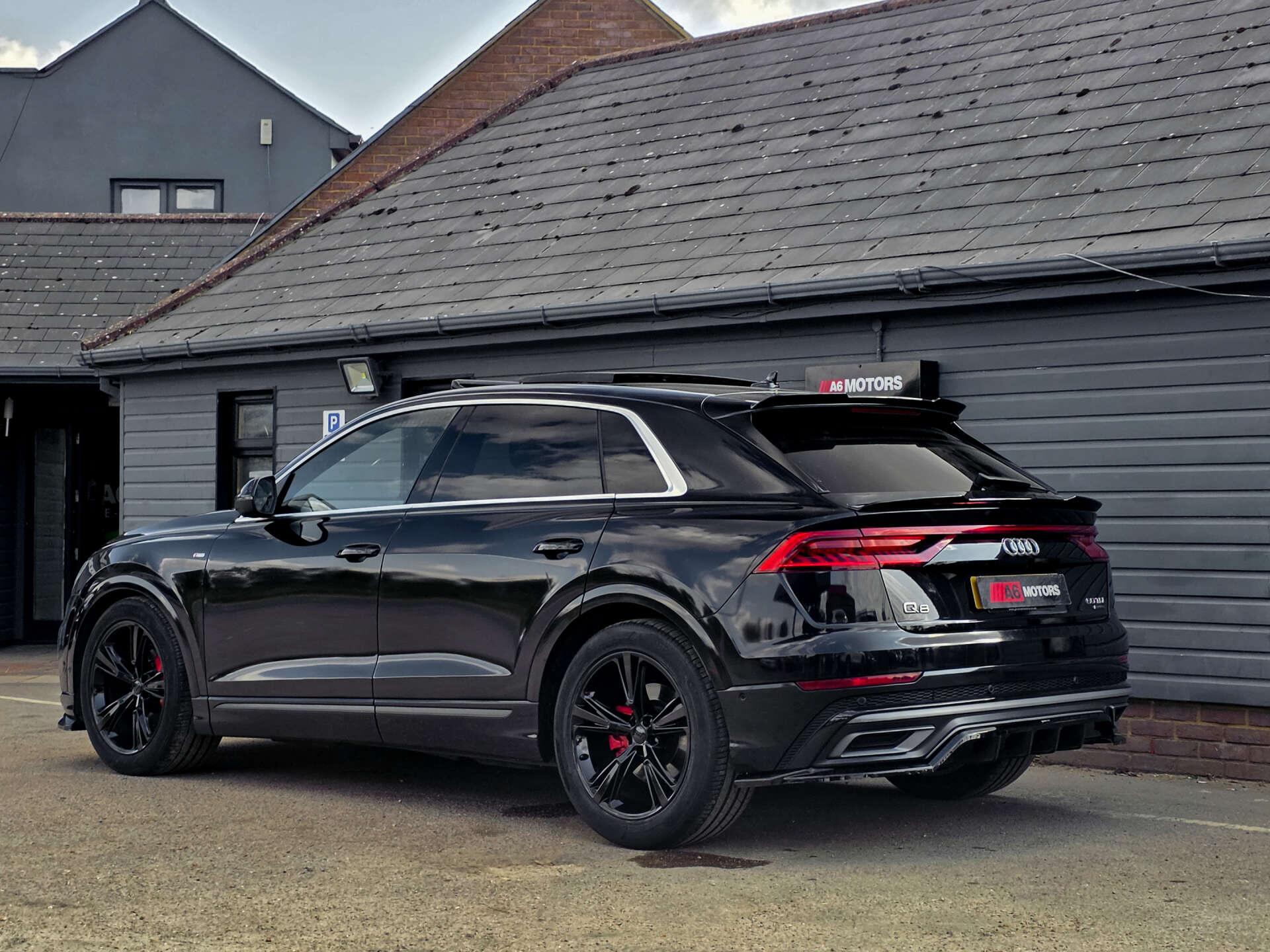 Audi Q8 view 10