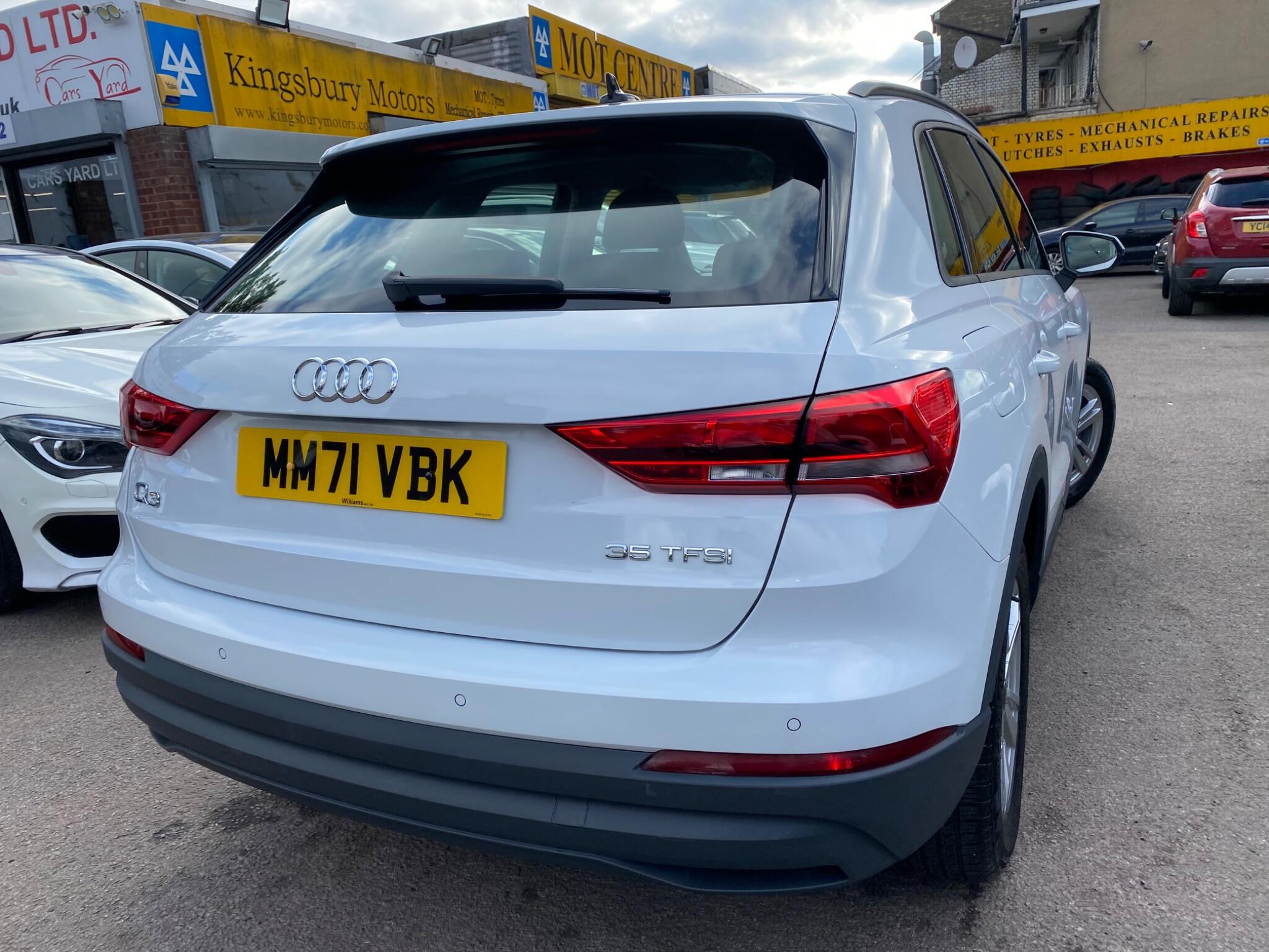 Audi Q3 view 10