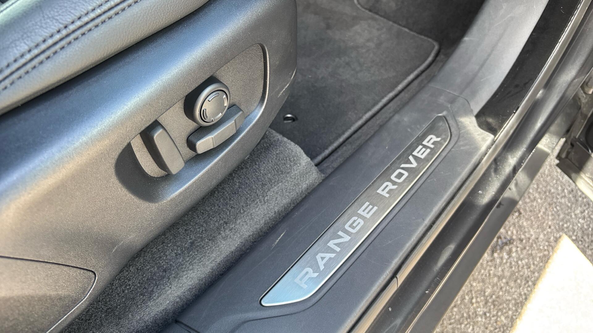 Land Rover Range Rover Velar view 35