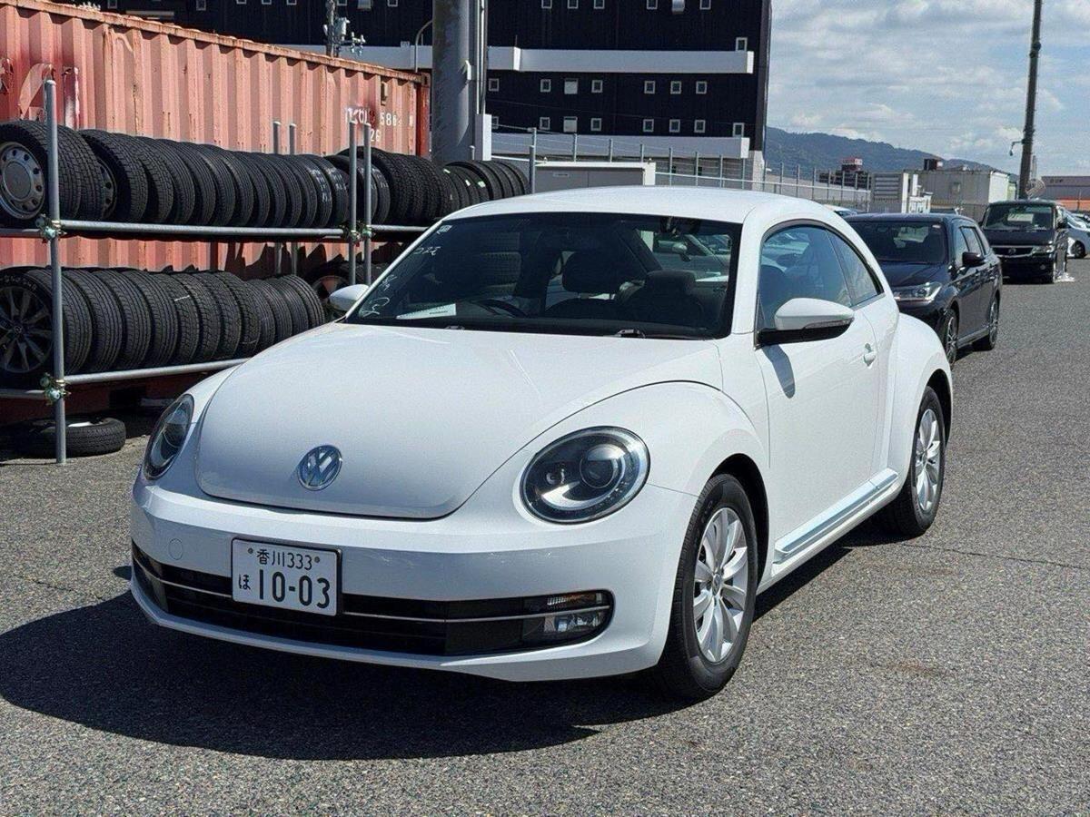 Volkswagen Beetle view 3