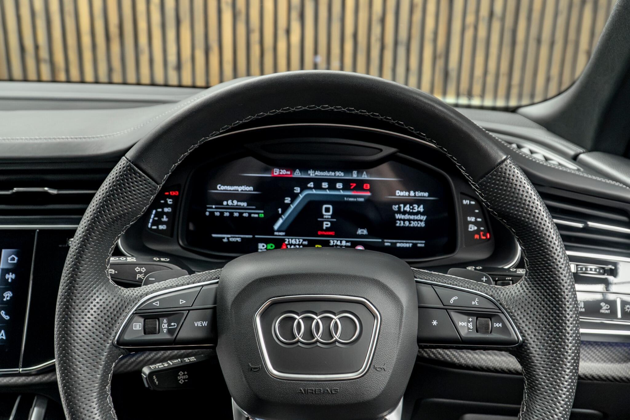 Audi SQ8 view 32