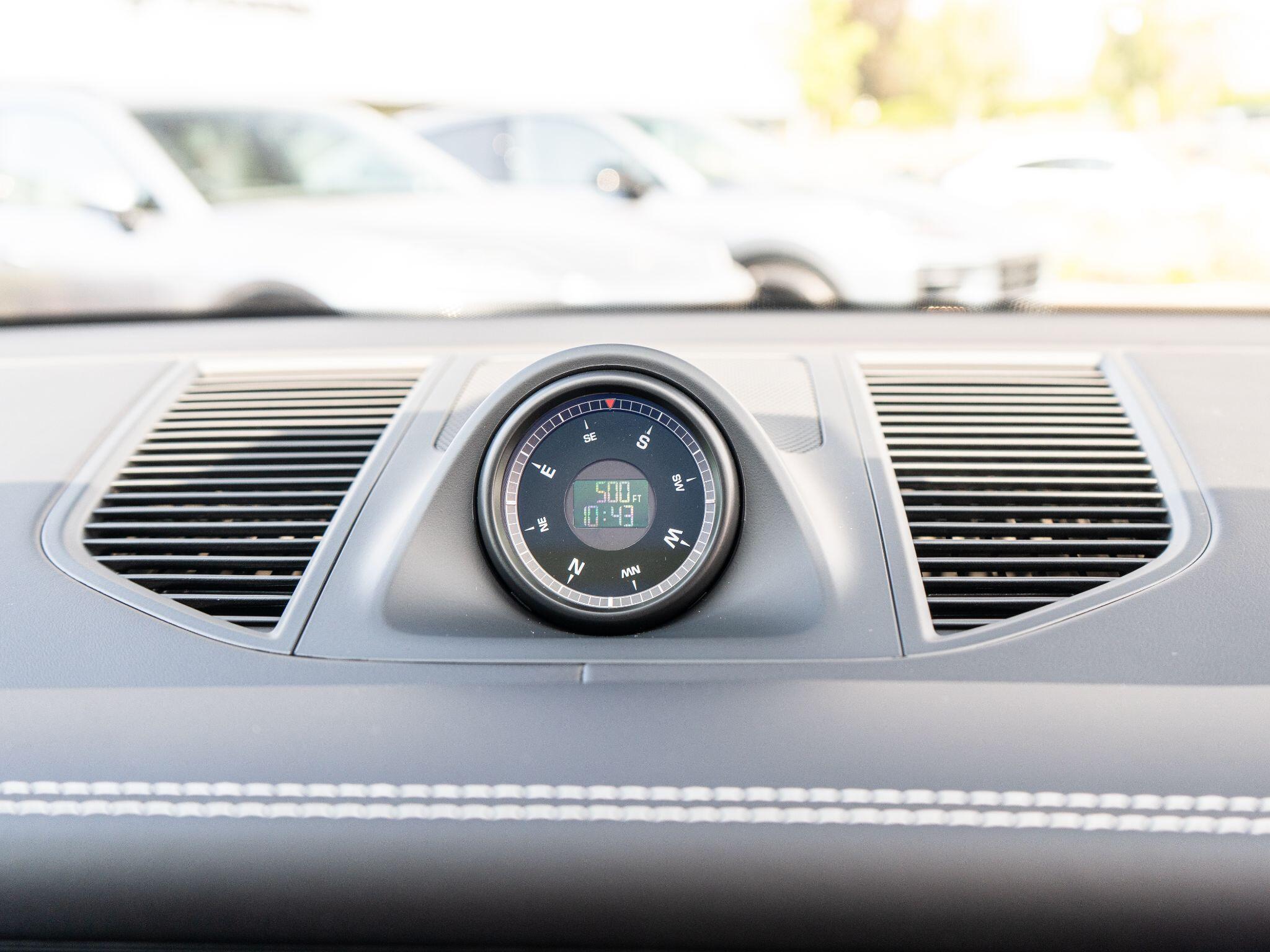 Porsche Macan view 34