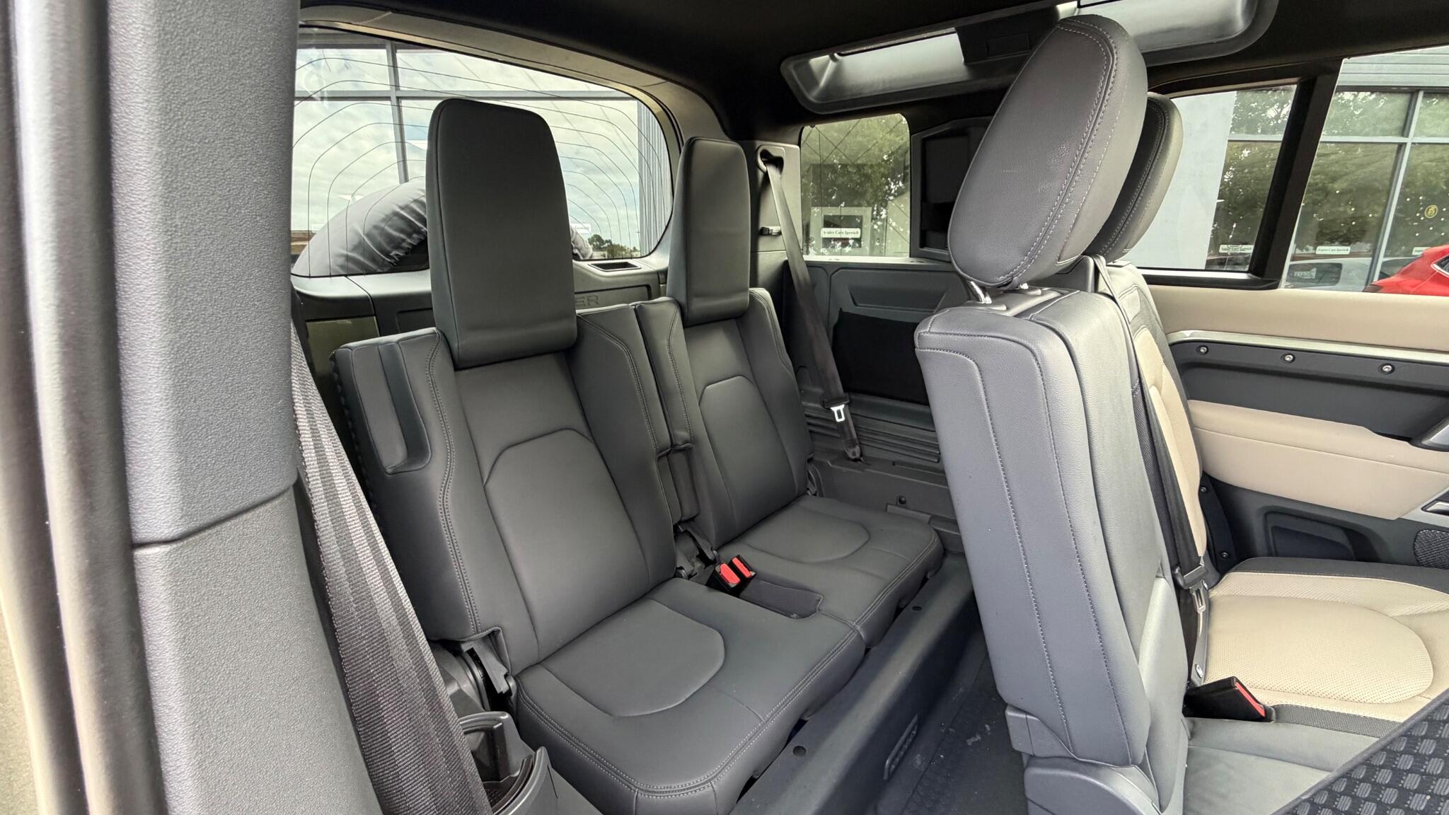Land Rover Defender 110 view 18