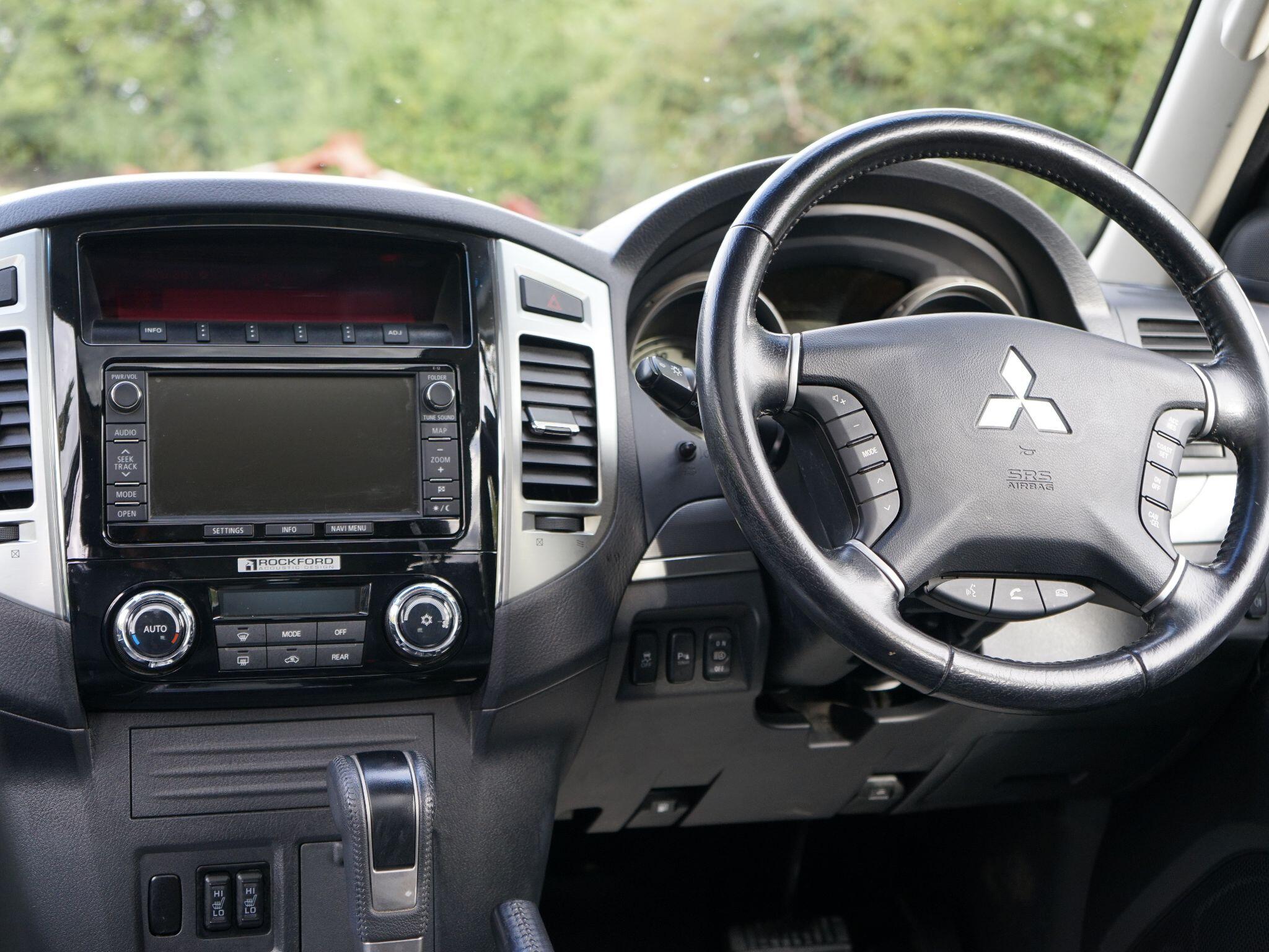 Mitsubishi Shogun view 16