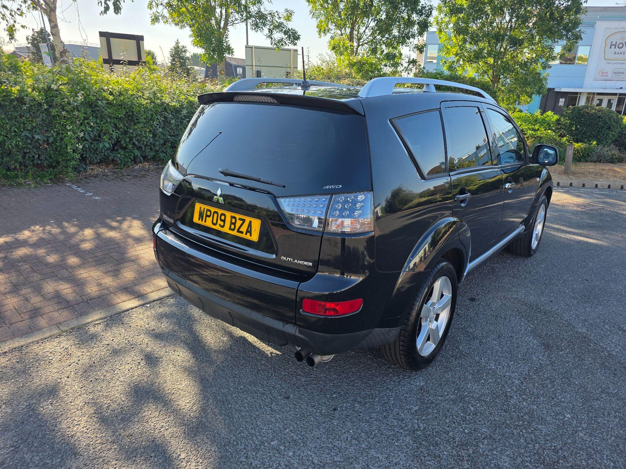 Mitsubishi Outlander view 9