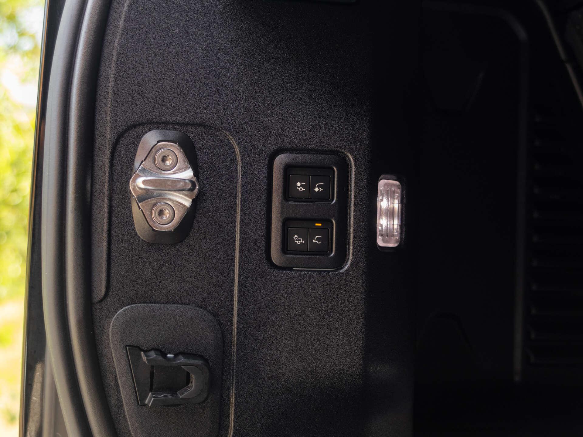 Land Rover Defender view 5