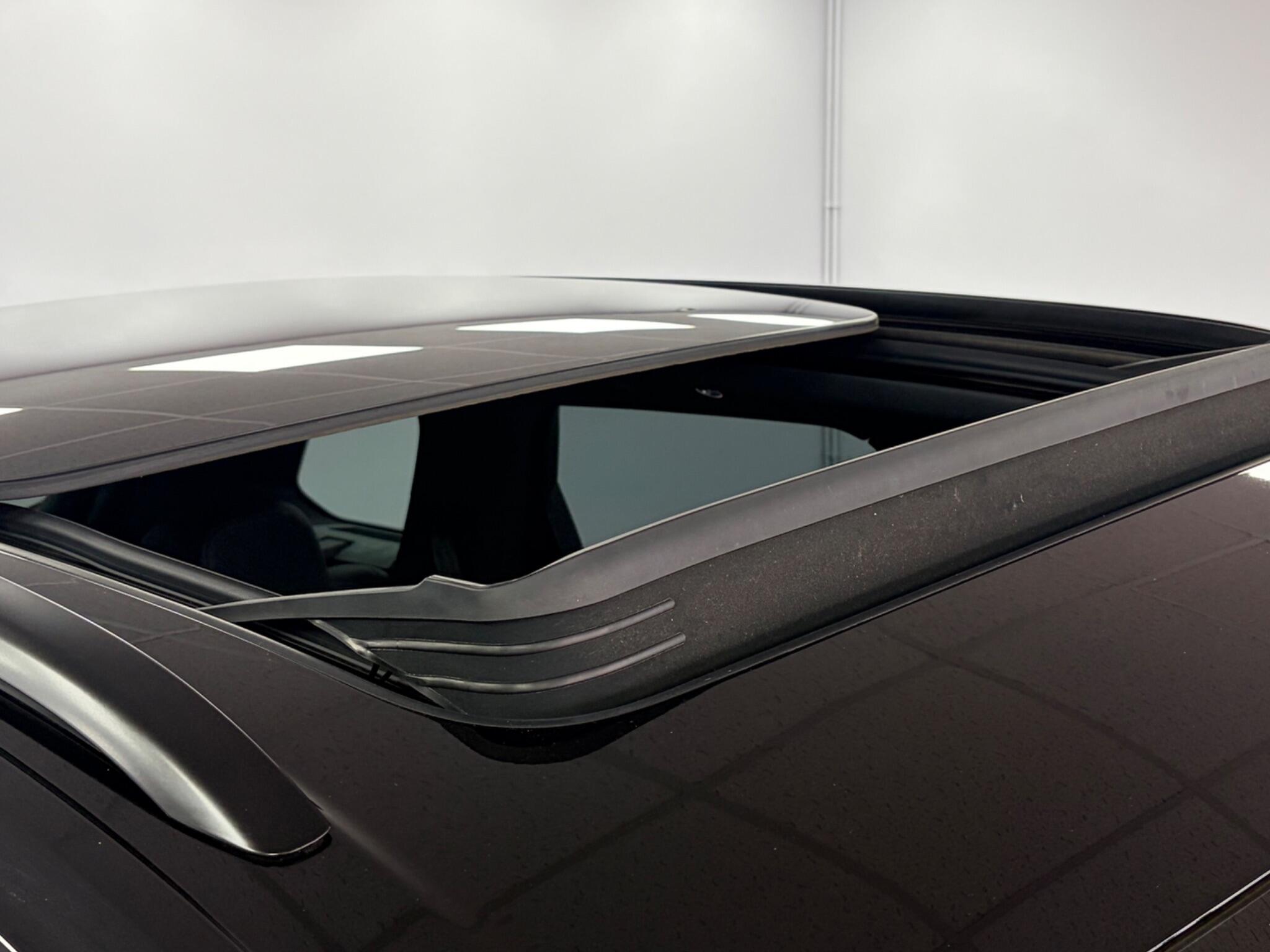 Volkswagen Touareg view 6